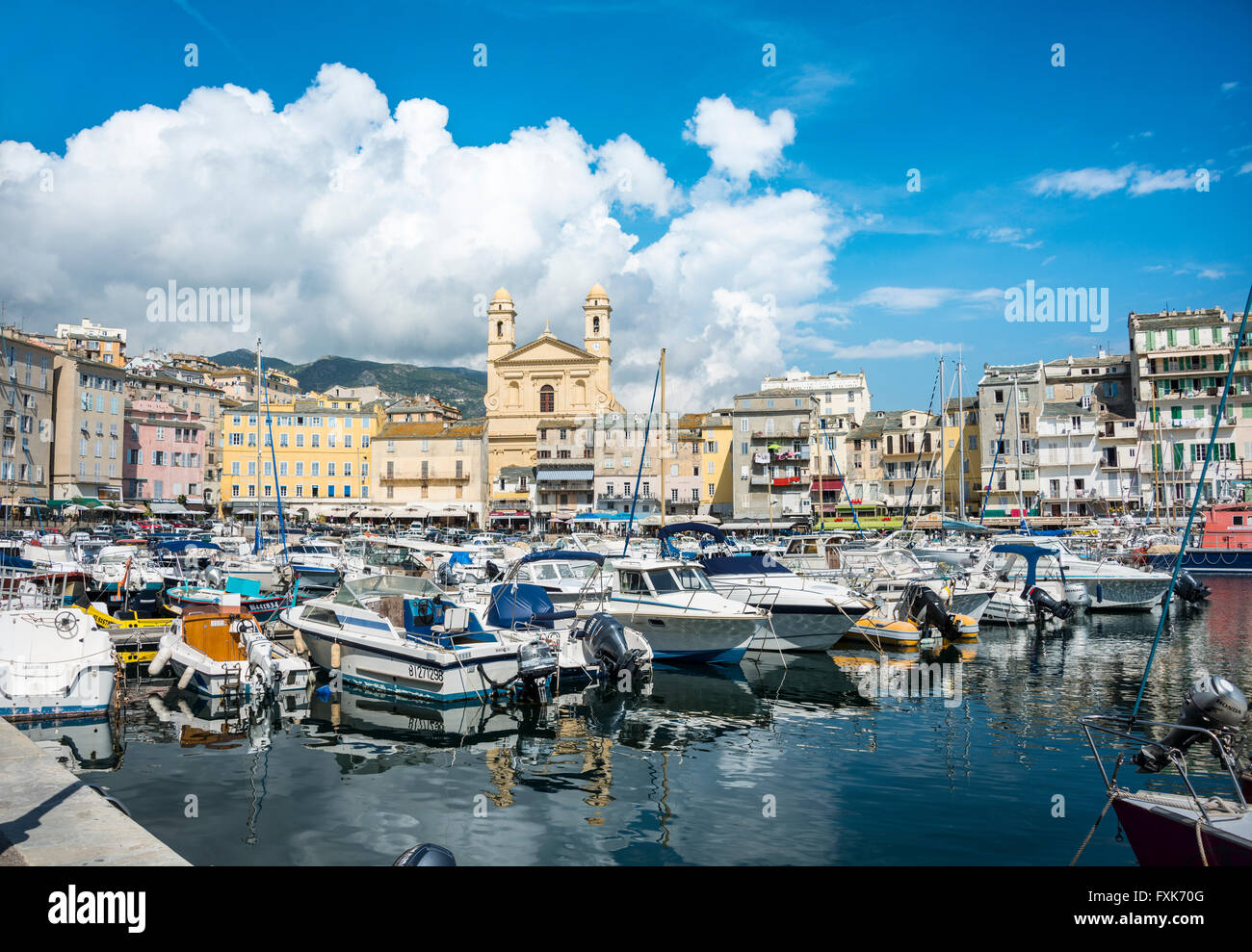 Alten Hafen mit Booten, Vieux Port, Port de Plaisance, Marina mit der Kirche Saint Jean Baptiste, Bastia, Haute-Corse, North Coast Stockfoto