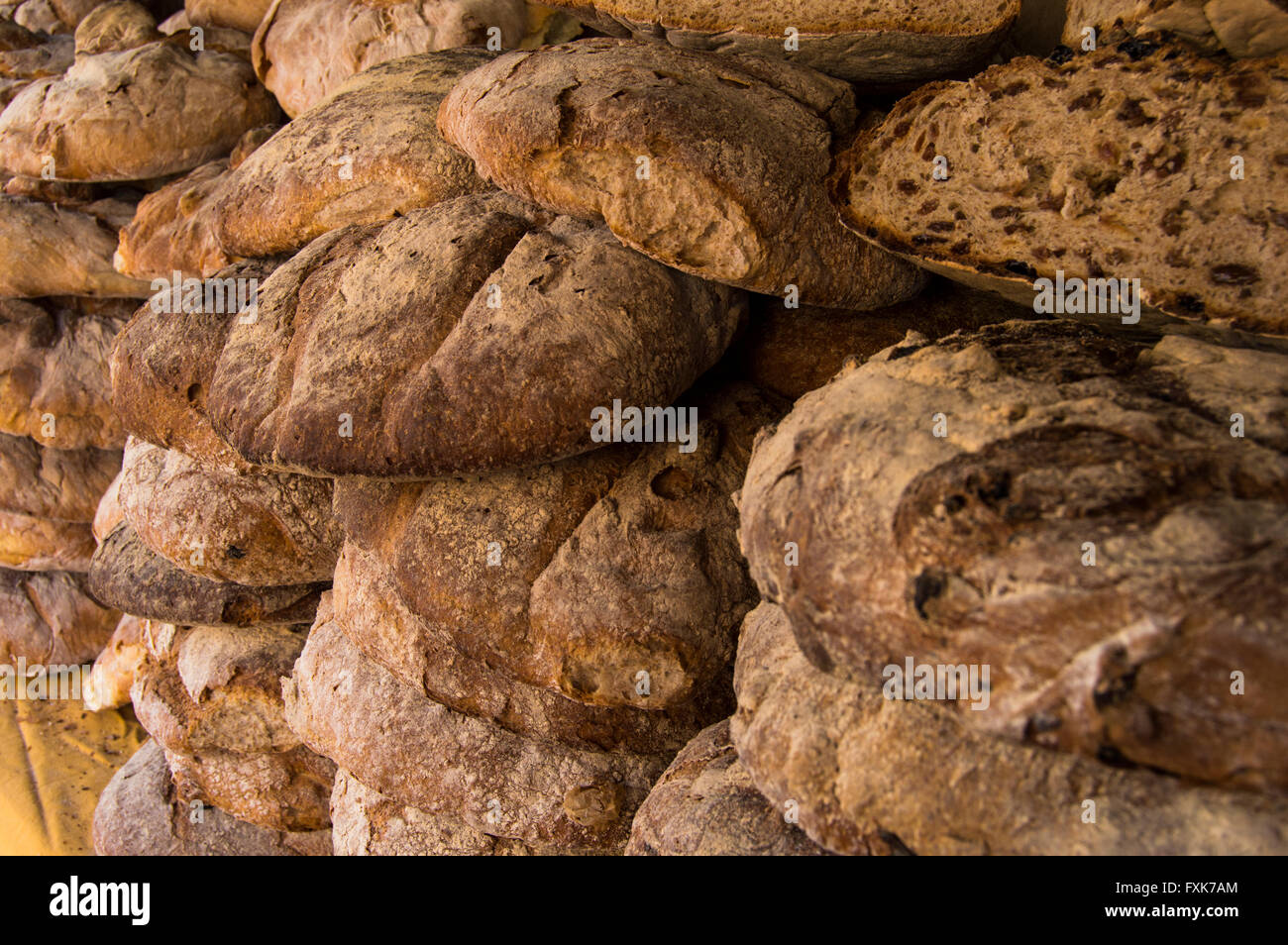 Rustikale Brote in einem mittelalterlichen Straßenmarkt. Stockfoto