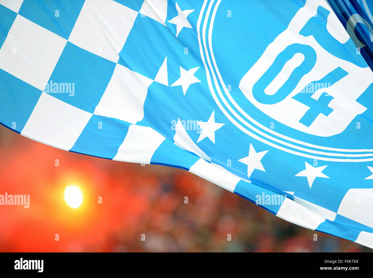 Fußball Bundesliga Schalke Flagge gegen Bengal Feuer, Gelsenkirchen, NRW, Deutschland Stockfoto