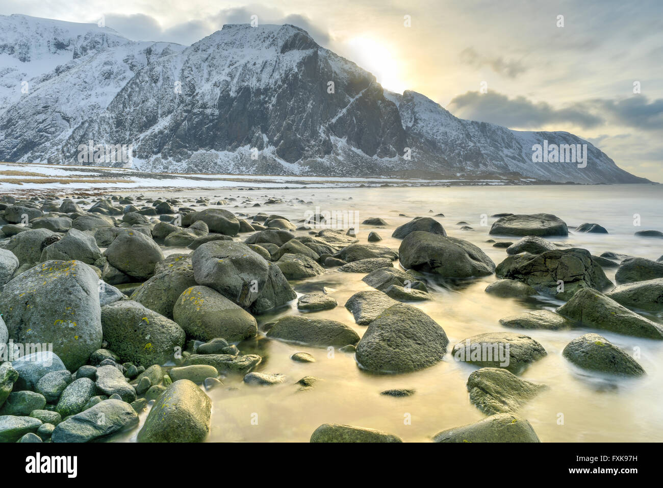 Malerischen Kiesstrand in Eggum, Lofoten-Inseln, Arktis, Norwegen, Skandinavien, Europa an einem Tag bewölkt, Winter. Stockfoto