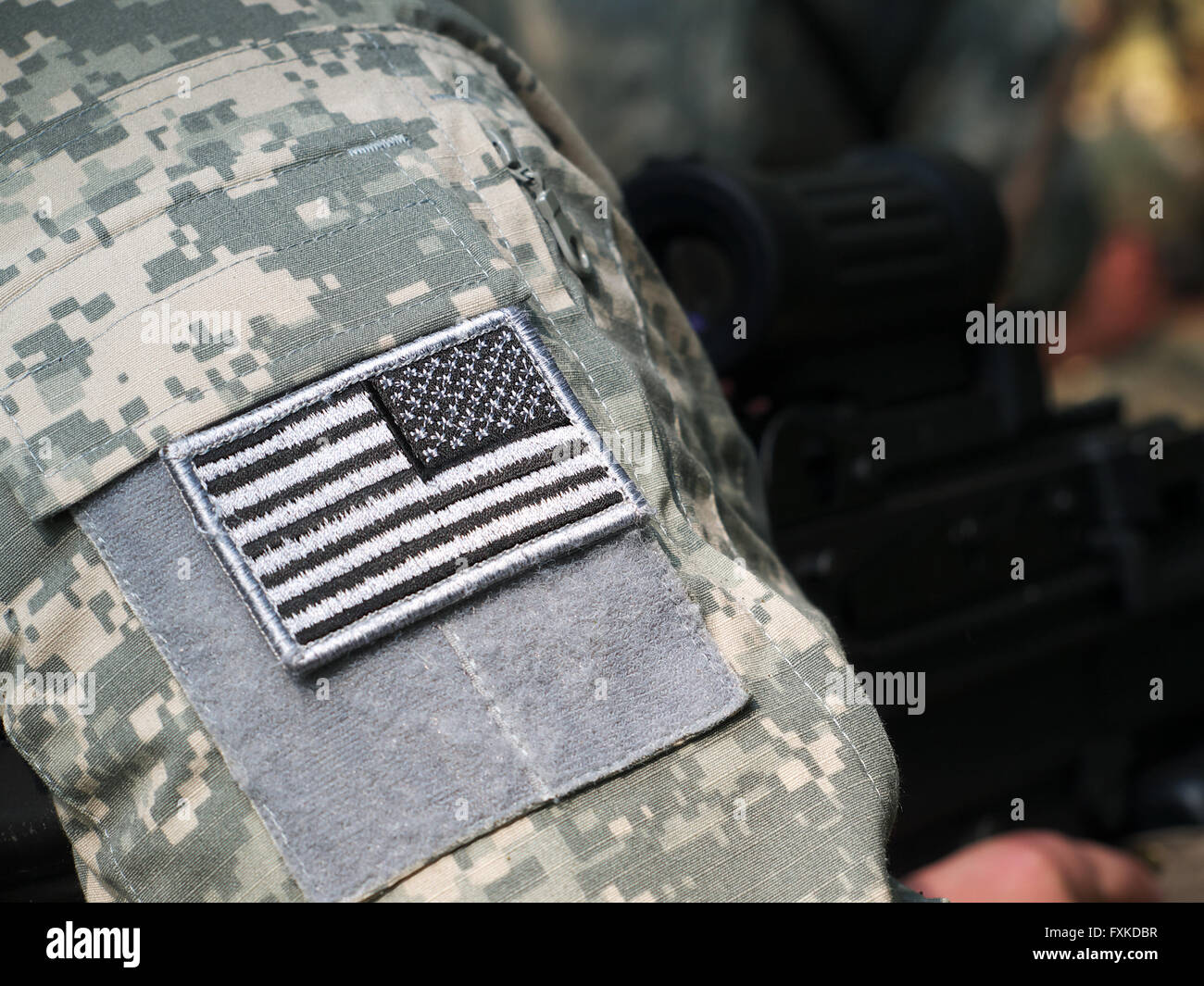 US-Armee einheitliche Element - Hülse Patch mit Flagge und Maschinengewehr auf dem Hintergrund Stockfoto