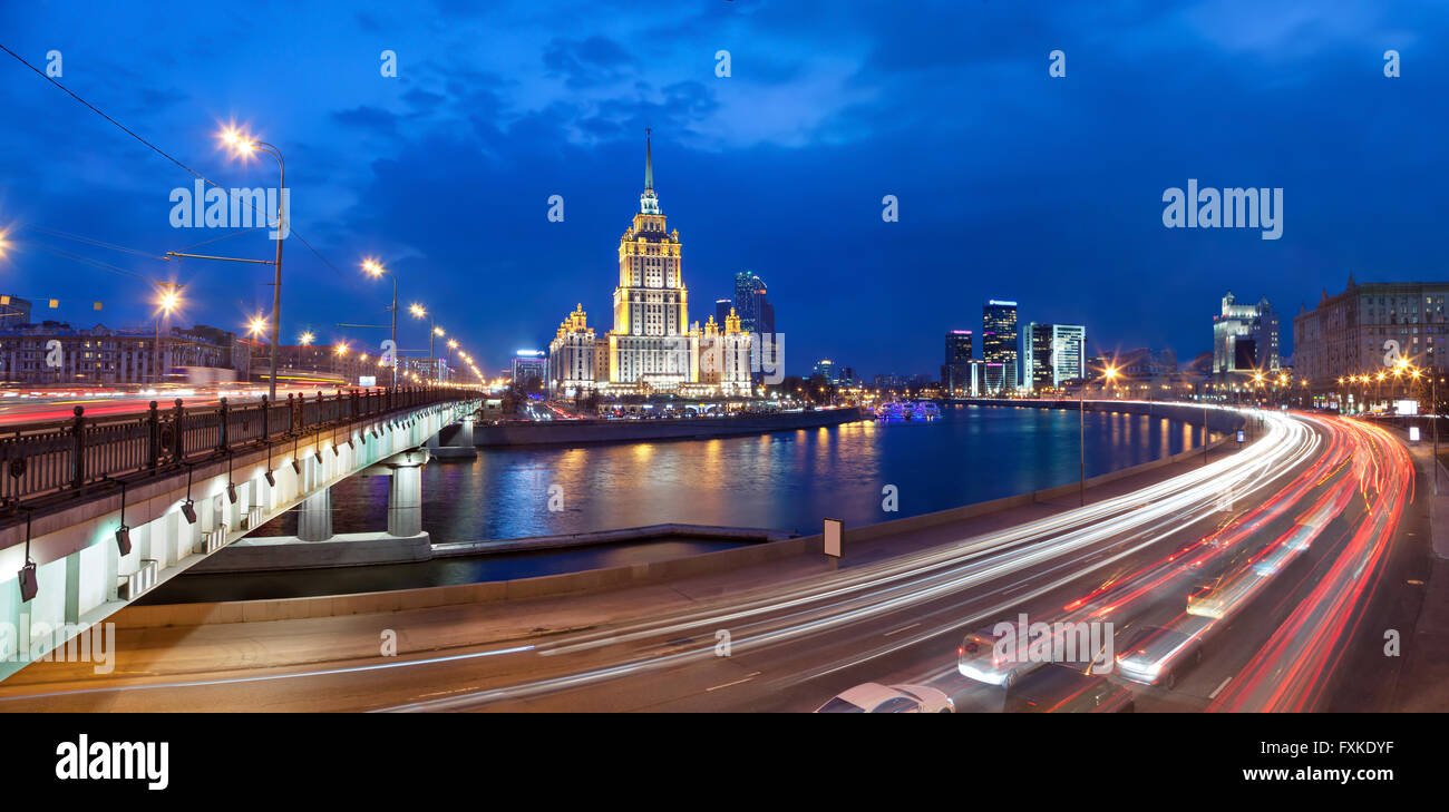 Panorama der Krasnopresnenskaya Naberezhnaya mit Novoarbatskiy Brücke und stalinistischen Wolkenkratzer Stockfoto