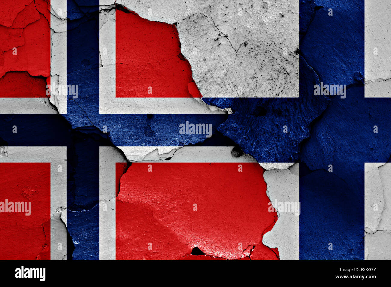 Flagge von Norwegen und Finnland auf rissige Wand gemalt Stockfoto