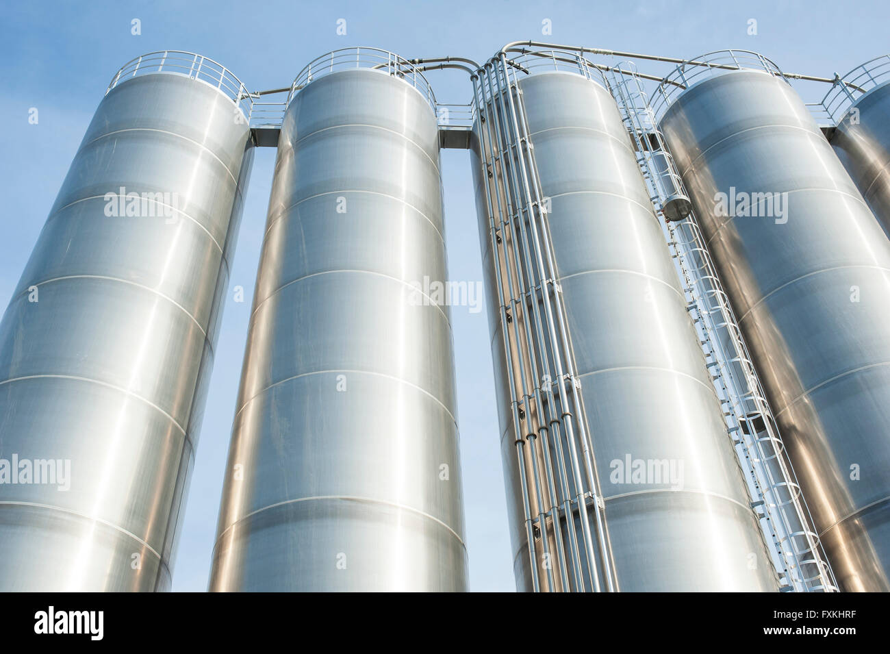 Industrielle Silos für die chemische Produktion von rostfreiem Stahl Stockfoto