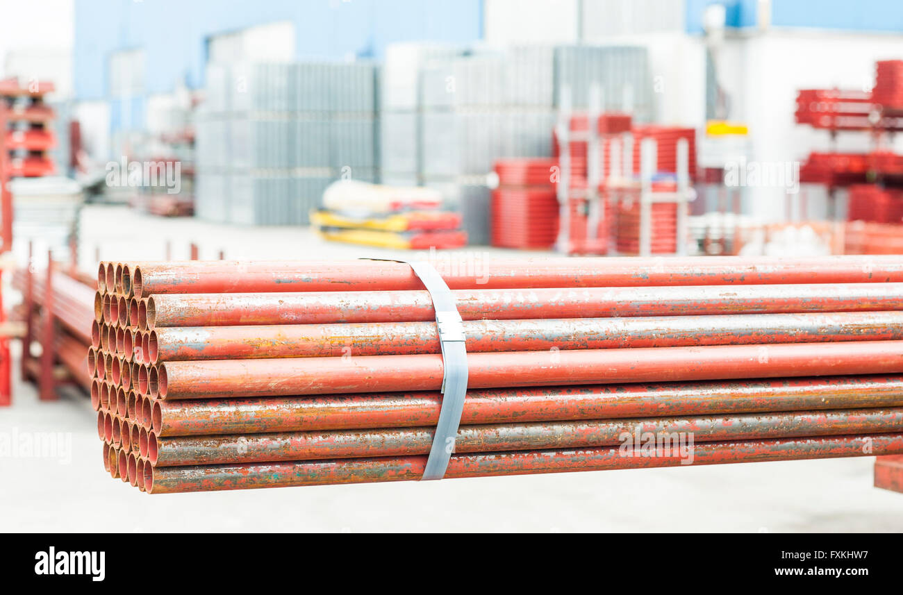 Stapel von Stahlrohren für den Gerüstbau in Lager Stockfoto