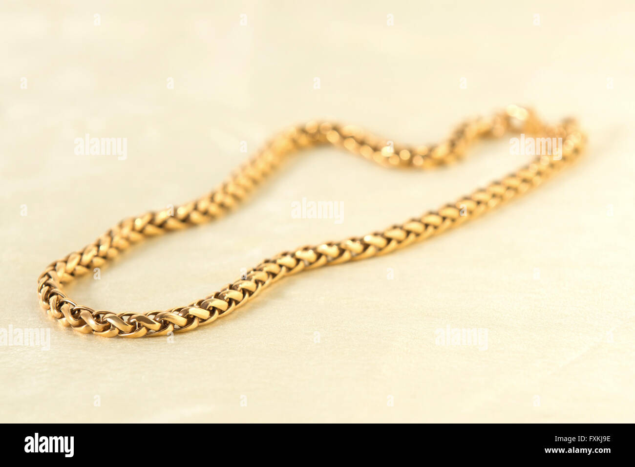 Goldene Halskette. Stockfoto