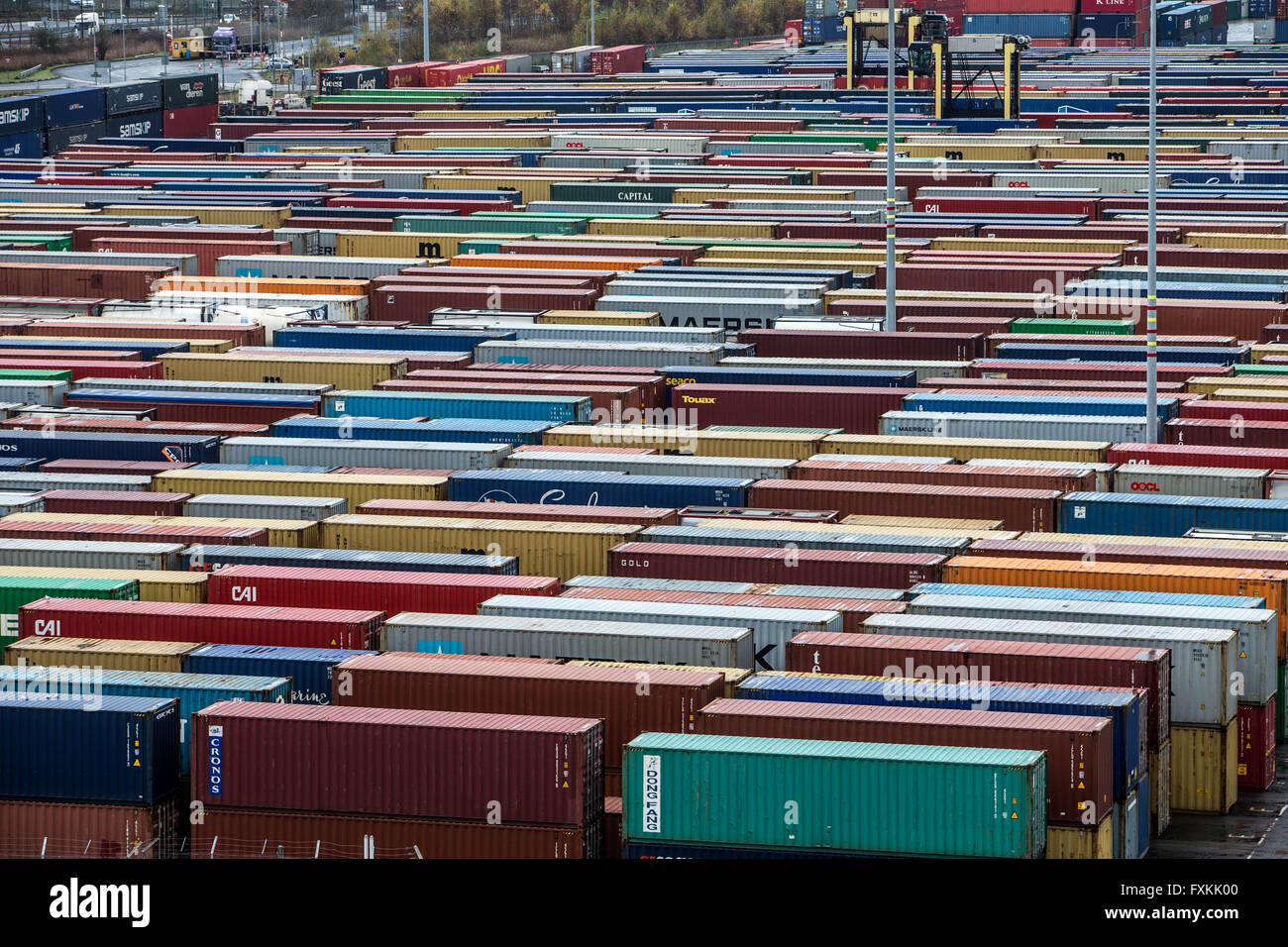 Große Anzahl von Containern in Forth Port Grangemouth Stockfoto