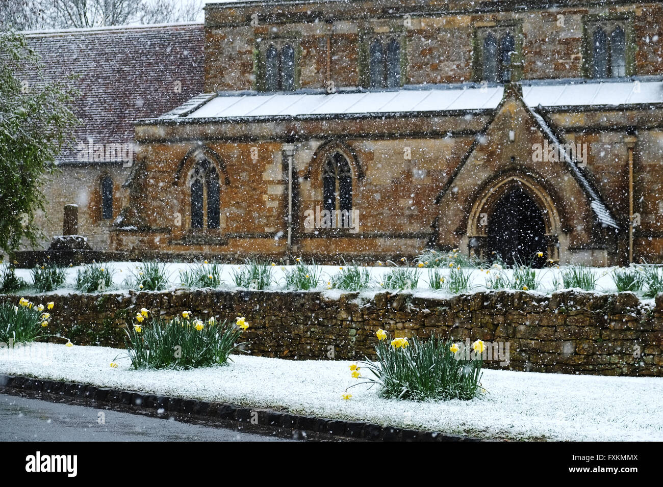 Unteren Quinton in der Nähe von Stratford-upon-Avon, Warwickshire, England, Vereinigtes Königreich; 16. April 2016. UK-Wetter. Schnee im unteren Quinton in der Nähe von Stratford-upon-Avon, Warwickshire, England, Vereinigtes Königreich; 16. April 2016. Bildnachweis: Andrew Lockie / Alamy Live News Stockfoto