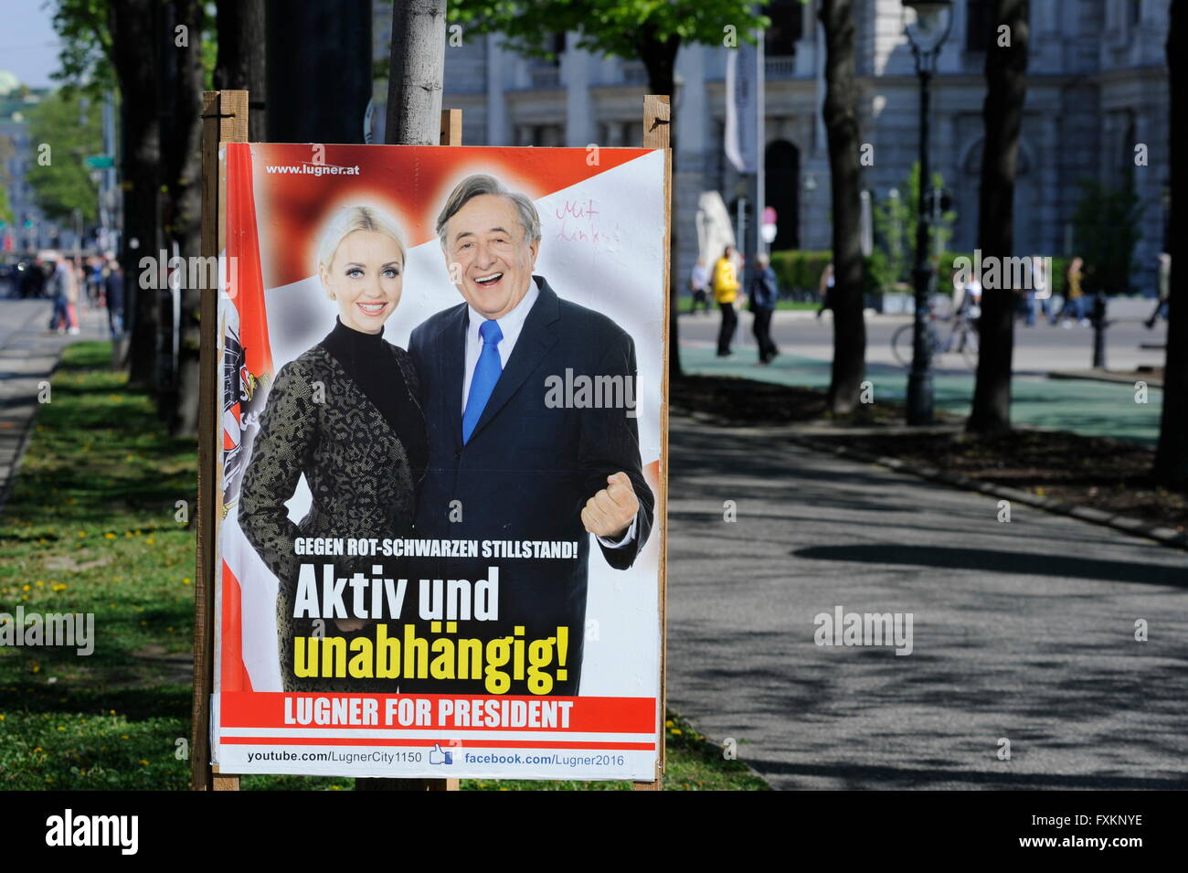 Wien, Österreich. 16. April 2016. Wahlplakate des österreichischen Präsidentschaftskandidaten Richard Lugner mit seiner Frau Cathy Schmitz in Wien. Richard Lugner Kandidat als unabhängiger Kandidat für das Präsidentenamt, Wahlen in Österreich. © Franz Perc/Alamy Live-Nachrichten Stockfoto