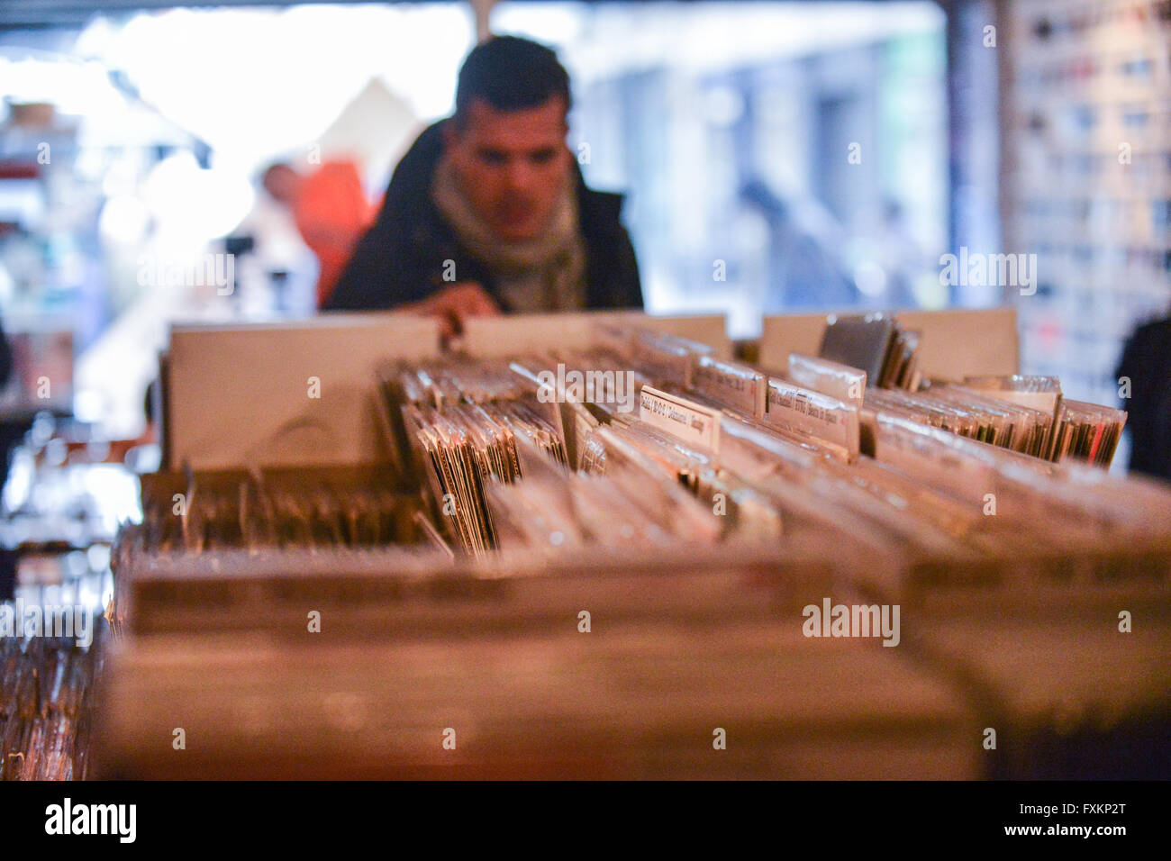 Soho, London, UK. 16. April 2016. Der jährliche Tag der Schallplatte, Rekord Sammler Warteschlange für Sonderveröffentlichungen, Cds und Vinyl. Stockfoto