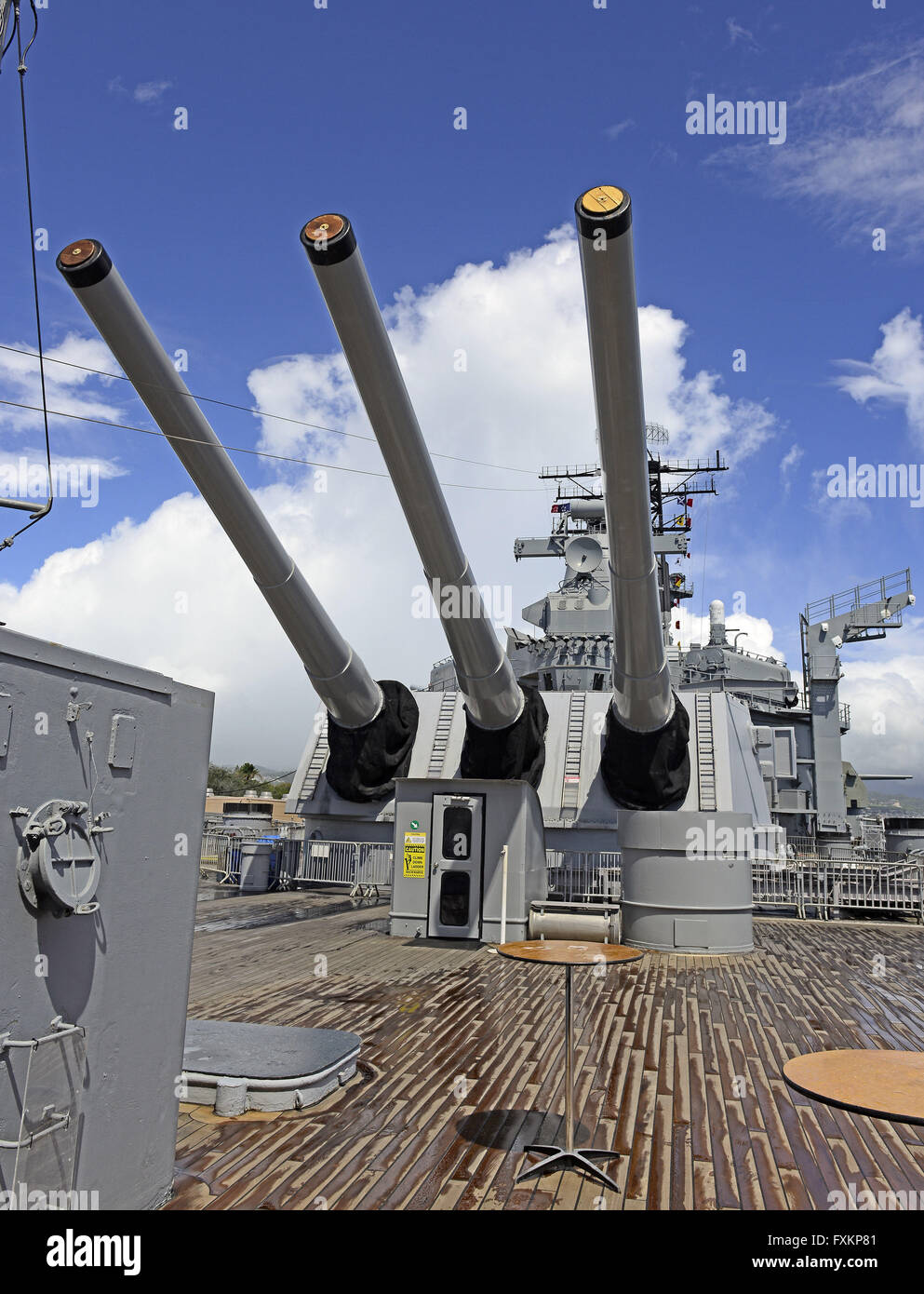 Honolulu, Hawaii, USA. 23. Februar 2013. Schlachtschiff USS Missouri mit Blick auf Main Batterie Turm #3 auf dem Hauptdeck in Pearl Harbor, Hawaii am Samstag, den 23. Februar 2013.Credit: Ron Sachs/CNP © Ron Sachs/CNP/ZUMA Draht/Alamy Live News Stockfoto