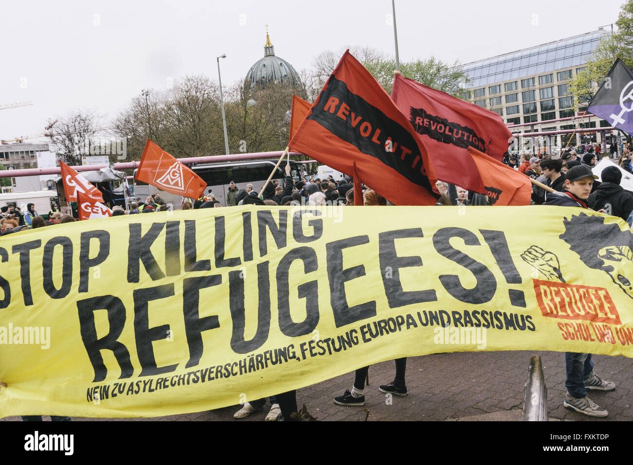 Berlin, Deutschland. 16. April 2016. Demonstranten während einer Demonstration statt unter dem Motto "soziale Berlin für alle Rassisten stoppen! Wir werden nicht geteilt! "durch eine breite Allianz von linken Gruppen organisiert. Der Veranstalter Nachfrage Asylrecht, kostenlose Bildung und Ferienhäuser Steuern für Millionares. © Jan Scheunert/ZUMA Draht/Alamy Live-Nachrichten Stockfoto