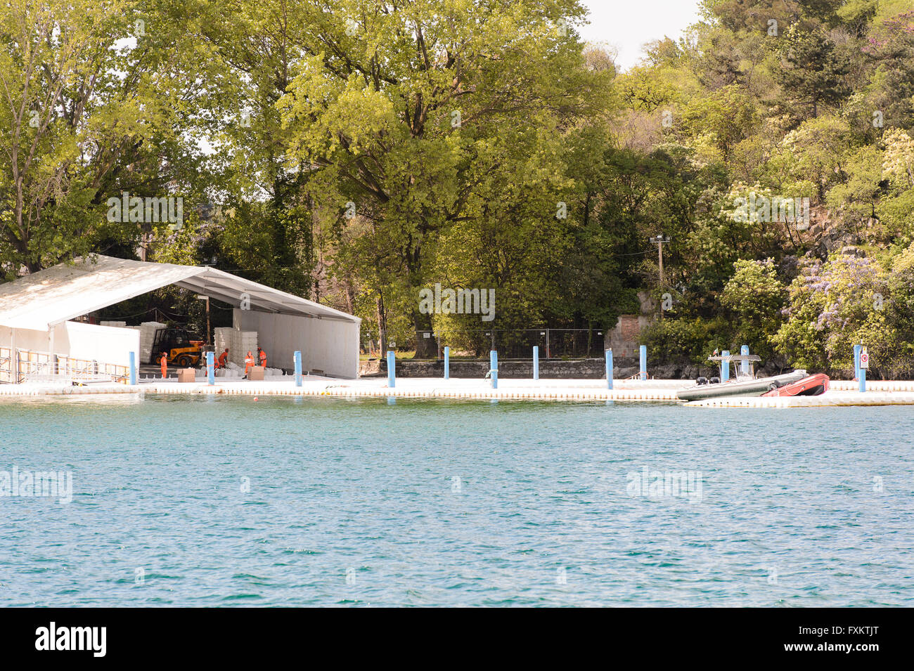 Lago d ' Iseo, Italien. 16. April 2016. Arbeiter bauen Christo und Jeanne-Claude Kunstwerk "The Floating Pier". Roberto Cerruti/Alamy Live-Nachrichten Stockfoto