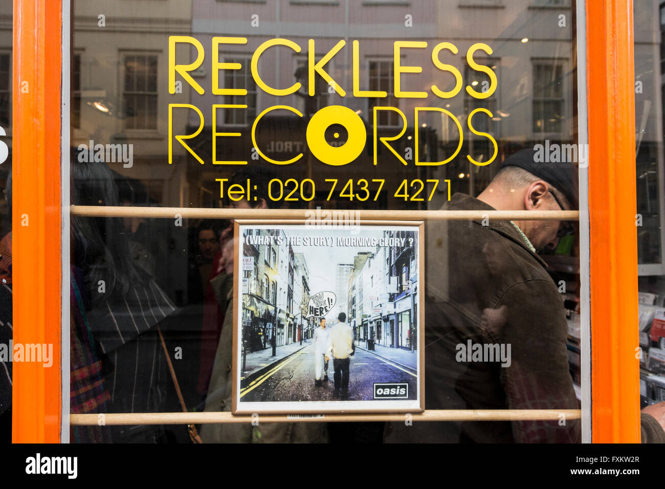 Oasis' Was ist die Story Morning Glory Album Cover im Schaufenster der Reckless Records in Soho, London, UK Stockfoto