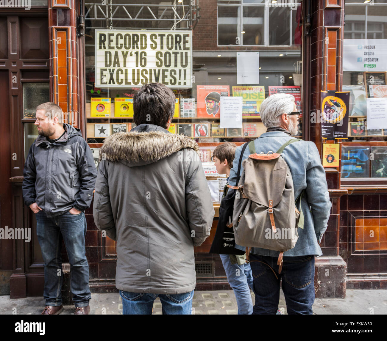 Verbraucher genießen Independent Record Store Day in Soho, London, UK. Stockfoto