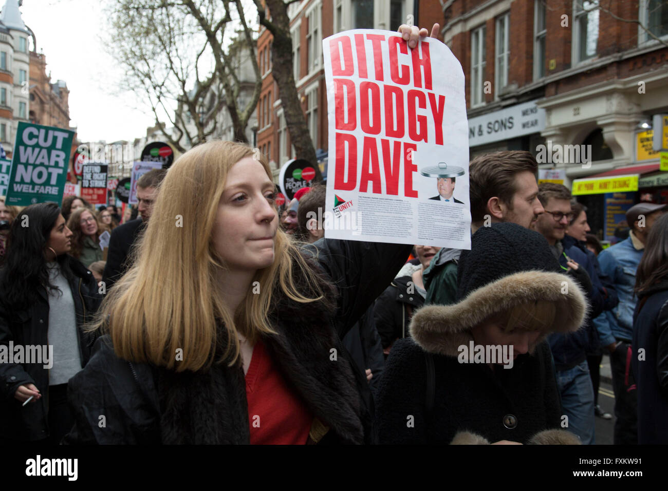 London, UK. 16. April 2016. Völker Versammlung gegen Sparmaßnahmen Demonstration gegen Kürzungen für Gesundheit, Immobilien, Jobs und Ausbildung am Samstag, den 16. April in London, Vereinigtes Königreich. Zehntausende Menschen versammelt, um in einen Marsch durch die Hauptstadt protestieren gegen die konservative Partei Kürzungen zu protestieren. Fast 150 Ratsherren aus über dem Land unterzeichneten einen Brief kritisiert die Regierung wegen Mittelkürzungen und und beitreten werden diejenigen marschieren in London. Bildnachweis: Michael Kemp/Alamy Live-Nachrichten Stockfoto