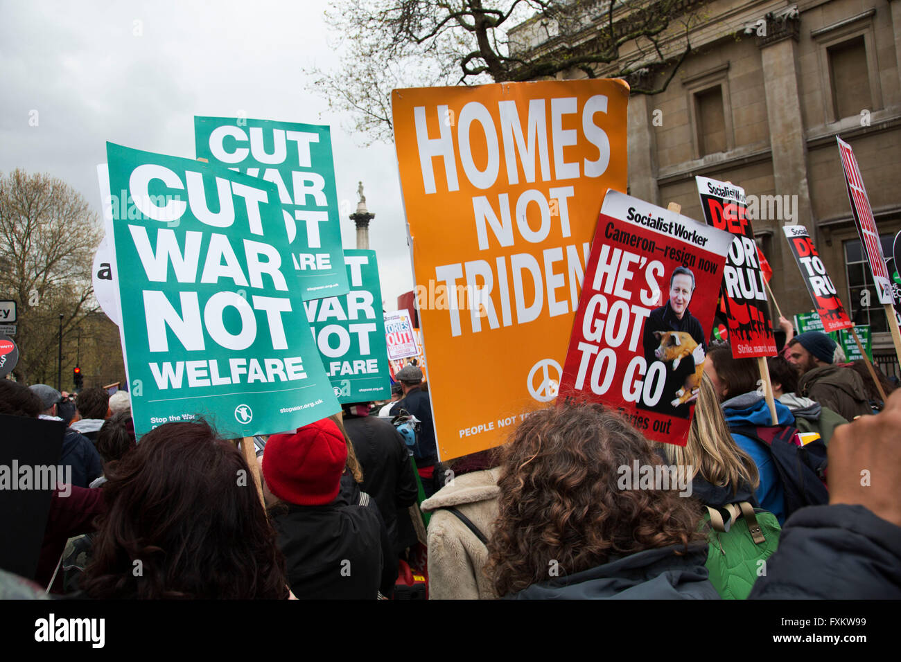 London, UK. 16. April 2016. Völker Versammlung gegen Sparmaßnahmen Demonstration gegen Kürzungen für Gesundheit, Immobilien, Jobs und Ausbildung am Samstag, den 16. April in London, Vereinigtes Königreich. Zehntausende Menschen versammelt, um in einen Marsch durch die Hauptstadt protestieren gegen die konservative Partei Kürzungen zu protestieren. Fast 150 Ratsherren aus über dem Land unterzeichneten einen Brief kritisiert die Regierung wegen Mittelkürzungen und und beitreten werden diejenigen marschieren in London. Bildnachweis: Michael Kemp/Alamy Live-Nachrichten Stockfoto