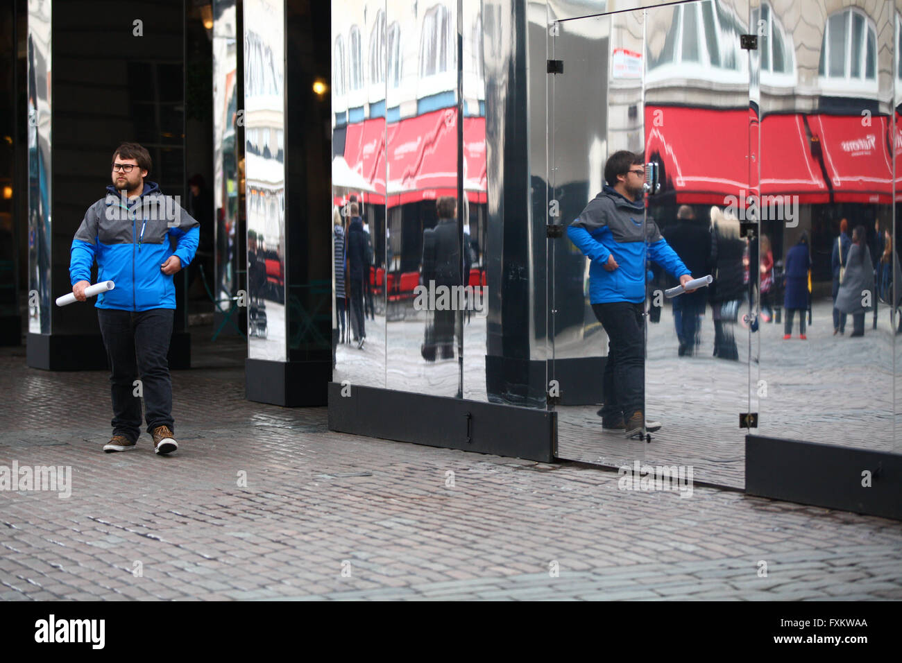 London ist mit 32.000 qm der Spiegel 16. April 2016 - Covent Garden gewickelt. London ist ein neues Projekt, erstellt von Design-Agentur Sculptivate, die 67 reflektierende Oberflächen auf der östlichen Fa verwendet zu reflektieren Ade von Covent Garden Market Building. Bildnachweis: Dinendra Haria/Alamy Live-Nachrichten Stockfoto