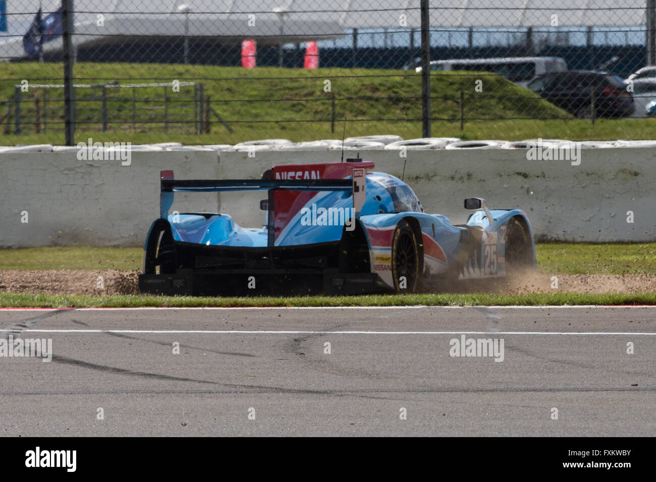 Silverstone im Vereinigten Königreich. 16. April 2016. Europäische Le Mans Series, Runde 1. Algarve Pro Racing Ligier JS P2 Nissan LMP2 angetrieben Sir Chris Hoy Spins ins Kiesbett. Bildnachweis: Aktion Plus Sport/Alamy Live-Nachrichten Stockfoto