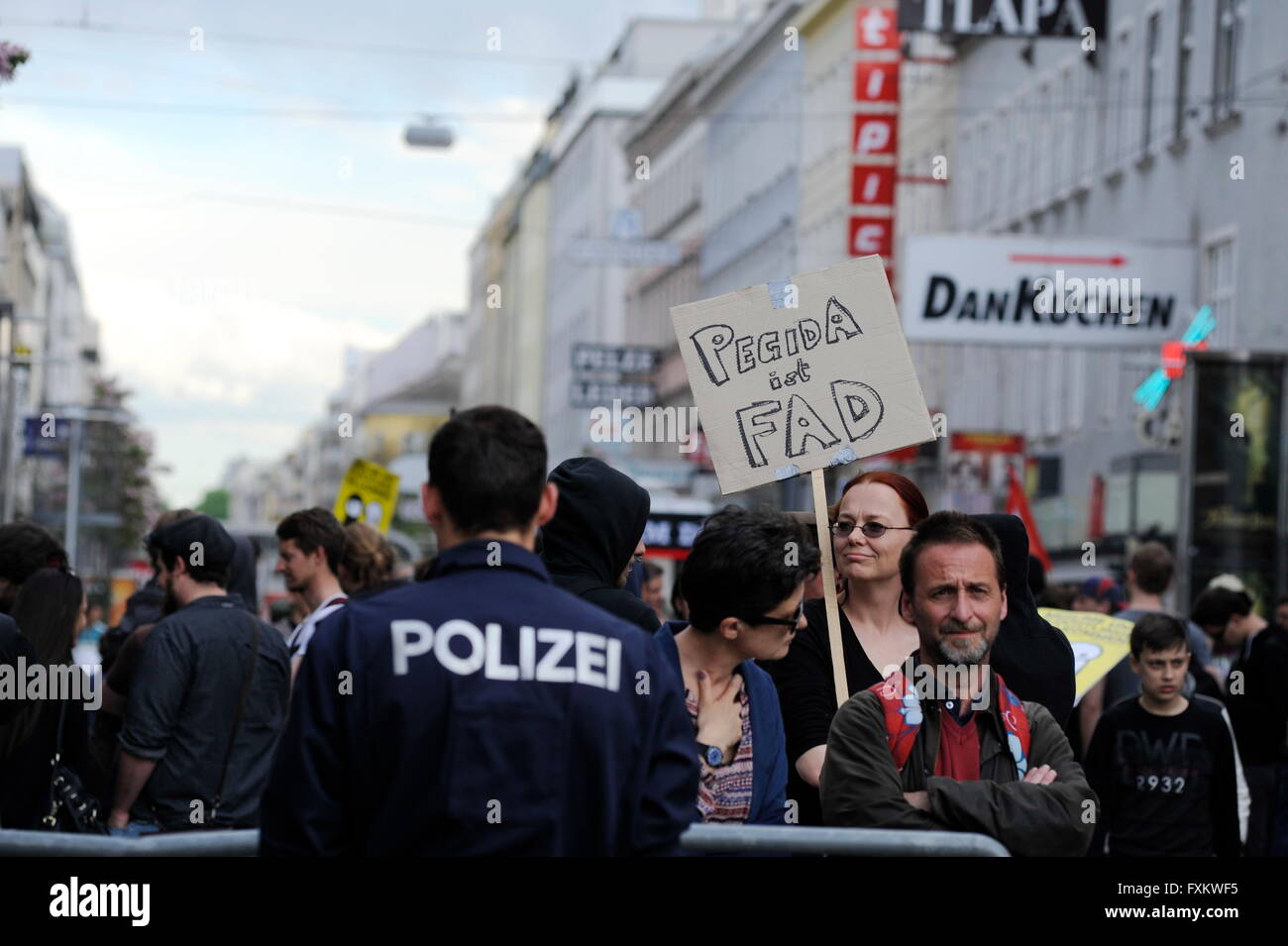 Wien, Österreich. 16. April 2016. Massive Polizeipräsenz bei einer Anti-Pegida-Protest in Wien. Mehrere linke Organisationen protestieren gegen die Pegida-Rallye.  Bildnachweis: Franz Perc/Alamy Live-Nachrichten Stockfoto