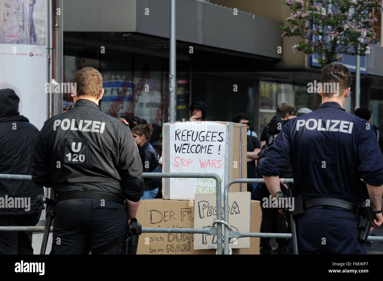 Wien, Österreich. 16. April 2016. Massive Polizeipräsenz bei einer Anti-Pegida-Protest in Wien. Mehrere linke Organisationen protestieren gegen die Pegida-Rallye.  Bildnachweis: Franz Perc/Alamy Live-Nachrichten Stockfoto