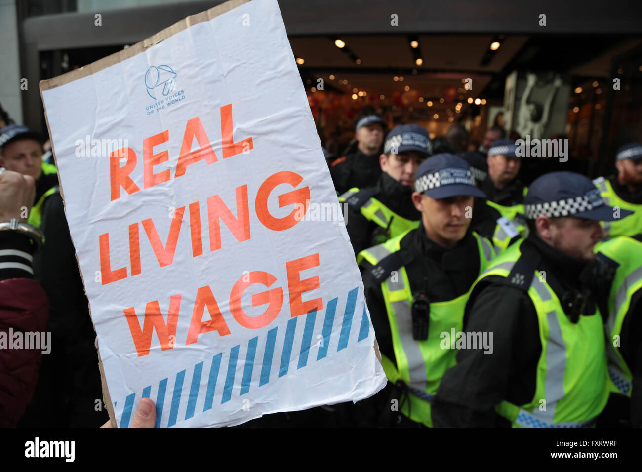 London, UK. 16. April 2016. Ein Demonstrant hält ein Plakat "realen Leben wage'out Seite Top Man Shop in der Oxford Street. Bildnachweis: Thabo Jaiyesimi/Alamy Live-Nachrichten Stockfoto