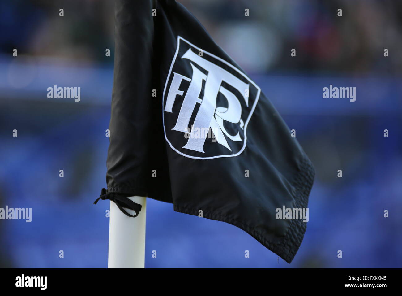 Birkenhead, Großbritannien. 16. April 2016. Die Eckfahne mit Tranmere Logo während des Spiels zwischen den Tranmere Rovers und Wrexham Prenton Park. Bildnachweis: Simon Newbury/Alamy Live-Nachrichten Stockfoto