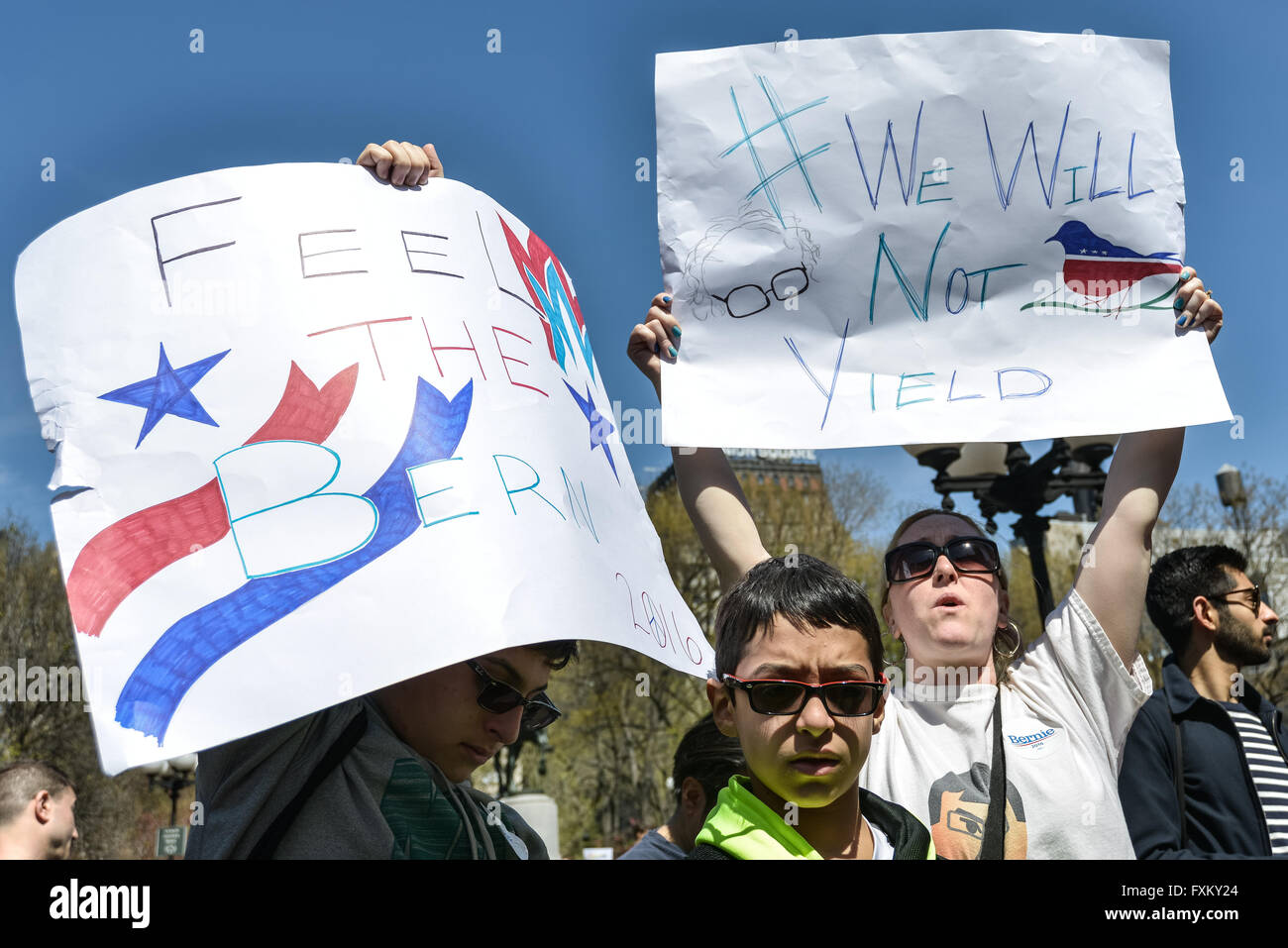 New York, Vereinigte Staaten von Amerika. 16. April 2016. Teilnehmer der Rallye und März zeigen Sie ihre Unterstützung für Bernie Sanders. Anhänger der demokratischen Präsidentschaftskandidaten Bernie Sanders sammelten in Foley Quadrat und dann marschierten am Broadway zum Union Square Park vor einen Nachmittag von Tür zu Tür Kampagnen vor die New York State Primary. © Albin Lohr-Jones/Pacific Press/Alamy Live-Nachrichten Stockfoto