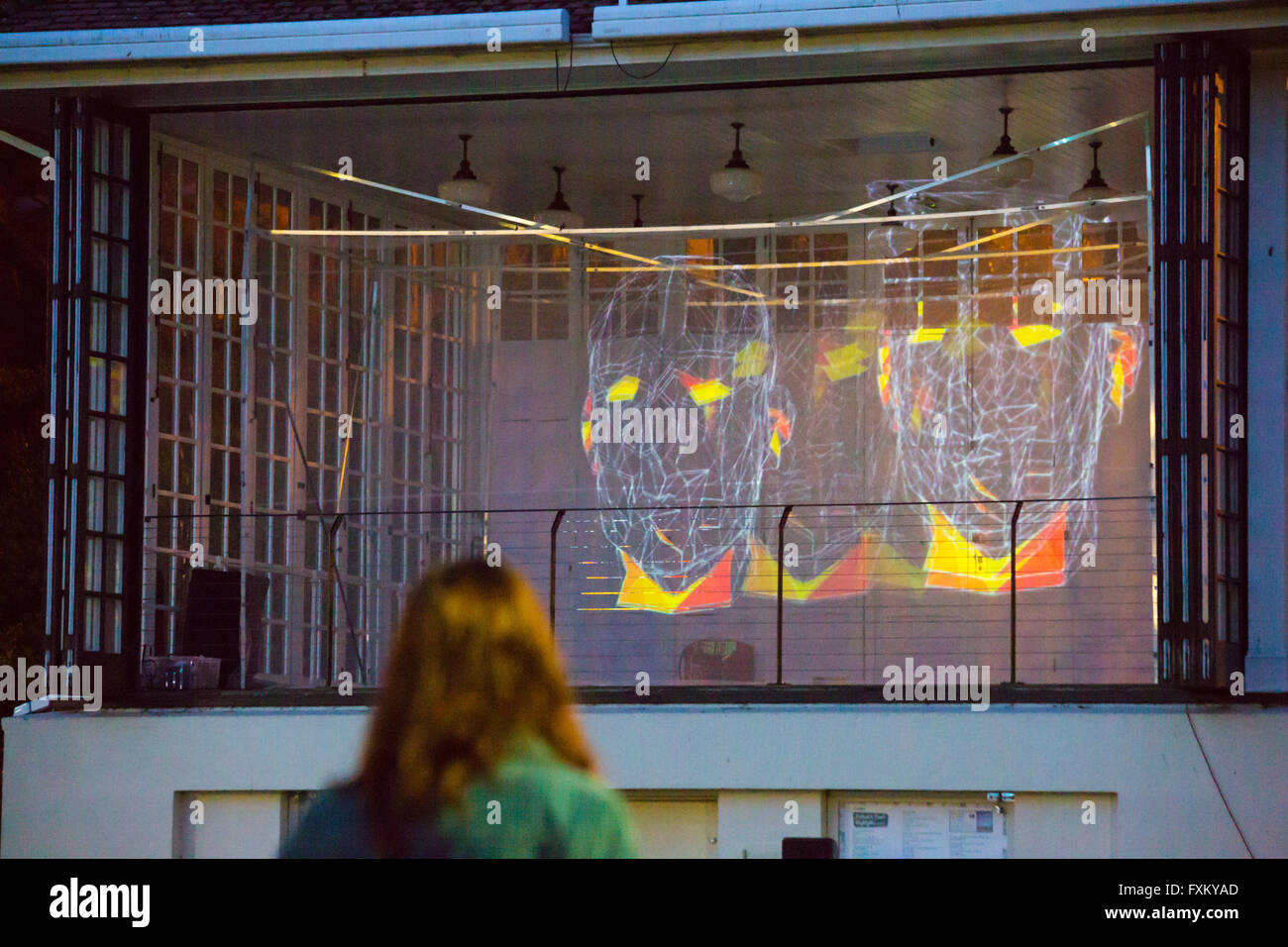 Bournemouth, Dorset, UK. 16. April 2016. Bringen Licht für psychische Gesundheit-Show – interaktive 3D Lichtprojektion Show mit sound Fusionen leuchtet die untere Gärten in Bournemouth. Inspiriert durch die Aktivität des Gehirns und neuronalen Muster von verschiedenen psychischen Störungen die Show mit psychischen Problemen sensibilisieren soll; Es wurde entworfen und erstellt von einer Gruppe von Studenten aus Kunst Universität Bournemouth Credit: Carolyn Jenkins/Alamy Live News Stockfoto