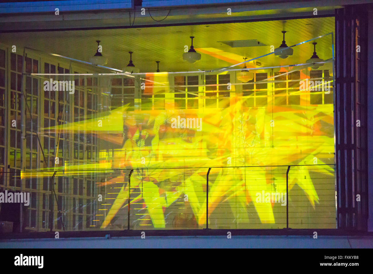 Bournemouth, Dorset, UK. 16. April 2016. Bringen Licht für psychische Gesundheit-Show – interaktive 3D Lichtprojektion Show mit sound Fusionen leuchtet die untere Gärten in Bournemouth. Inspiriert durch die Aktivität des Gehirns und neuronalen Muster von verschiedenen psychischen Störungen die Show mit psychischen Problemen sensibilisieren soll; Es wurde entworfen und erstellt von einer Gruppe von Studenten aus Kunst Universität Bournemouth Credit: Carolyn Jenkins/Alamy Live News Stockfoto