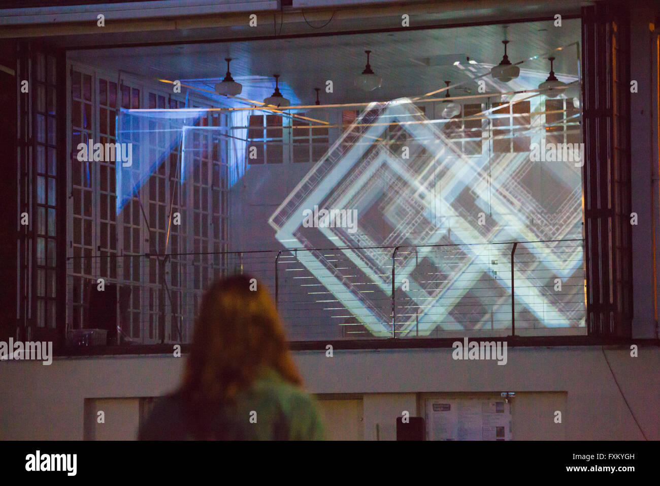 Bournemouth, Dorset, UK. 16. April 2016. Bringen Licht für psychische Gesundheit-Show – interaktive 3D Lichtprojektion Show mit sound Fusionen leuchtet die untere Gärten in Bournemouth. Inspiriert durch die Aktivität des Gehirns und neuronalen Muster von verschiedenen psychischen Störungen die Show mit psychischen Problemen sensibilisieren soll; Es wurde entworfen und erstellt von einer Gruppe von Studenten aus Kunst Universität Bournemouth Credit: Carolyn Jenkins/Alamy Live News Stockfoto