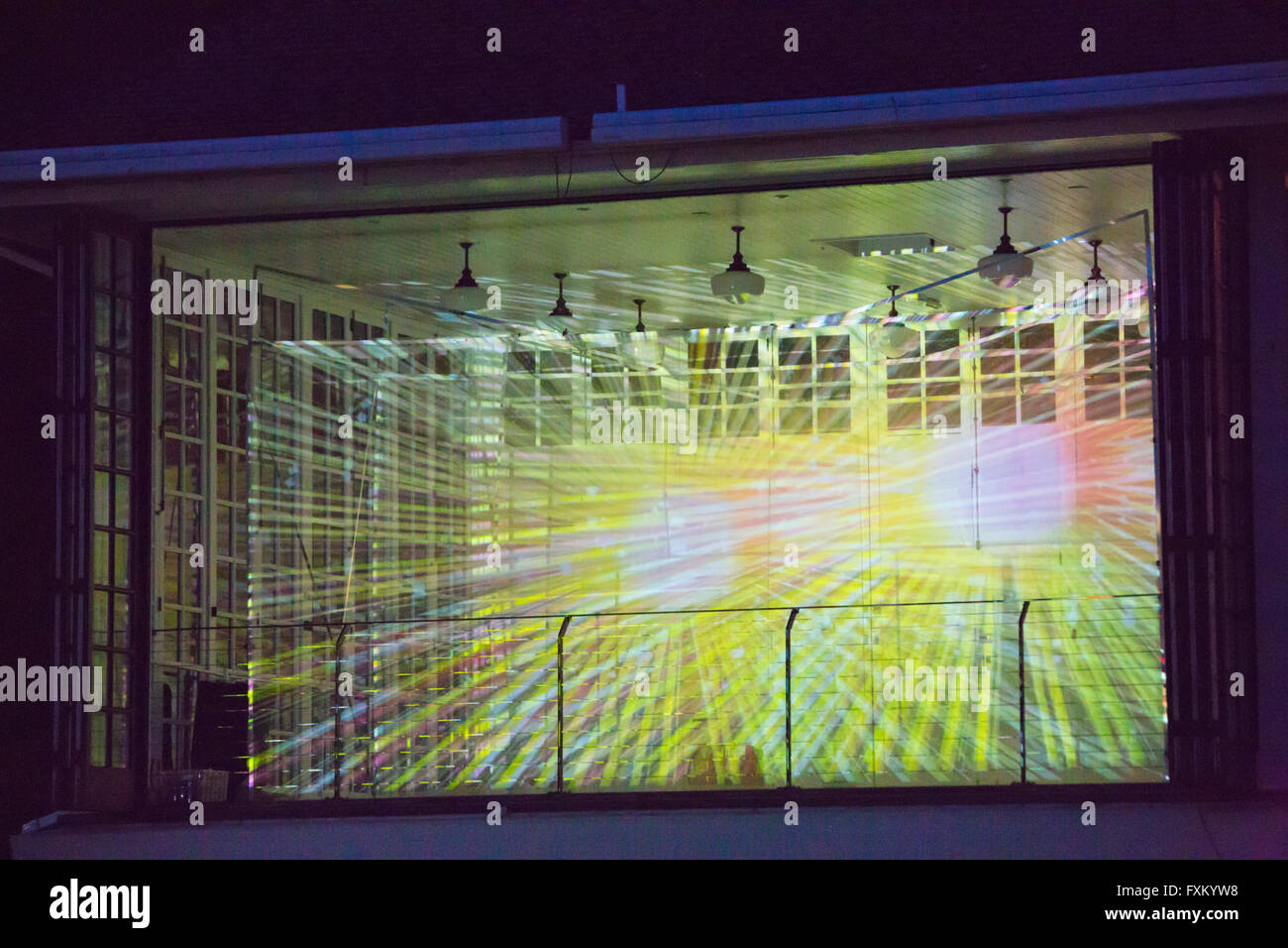 Bournemouth, Dorset, UK. 16. April 2016. Bringen Licht für psychische Gesundheit-Show – interaktive 3D Lichtprojektion Show mit sound Fusionen leuchtet die untere Gärten in Bournemouth. Inspiriert durch die Aktivität des Gehirns und neuronalen Muster von verschiedenen psychischen Störungen die Show mit psychischen Problemen sensibilisieren soll; Es wurde entworfen und erstellt von einer Gruppe von Studenten aus Kunst Universität Bournemouth Credit: Carolyn Jenkins/Alamy Live News Stockfoto