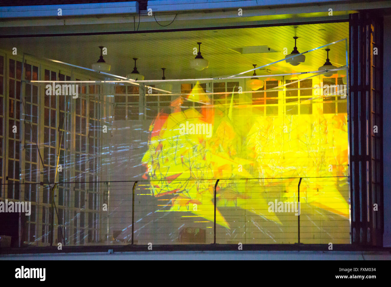 Bournemouth, Dorset, UK. 16. April 2016. Bringen Licht für psychische Gesundheit-Show – interaktive 3D Lichtprojektion Show mit sound Fusionen leuchtet die untere Gärten in Bournemouth. Inspiriert durch die Aktivität des Gehirns und neuronalen Muster von verschiedenen psychischen Störungen die Show mit psychischen Problemen sensibilisieren soll; Es wurde entworfen und erstellt von einer Gruppe von Studenten aus Kunst Universität Bournemouth Credit: Carolyn Jenkins/Alamy Live News Stockfoto