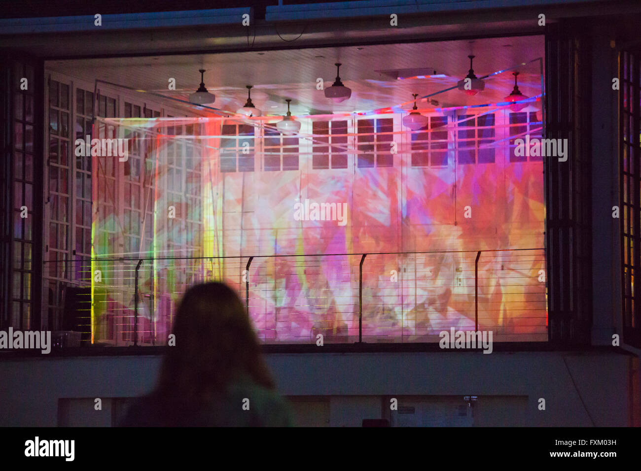 Bournemouth, Dorset, UK. 16. April 2016. Bringen Licht für psychische Gesundheit-Show – interaktive 3D Lichtprojektion Show mit sound Fusionen leuchtet die untere Gärten in Bournemouth. Inspiriert durch die Aktivität des Gehirns und neuronalen Muster von verschiedenen psychischen Störungen die Show mit psychischen Problemen sensibilisieren soll; Es wurde entworfen und erstellt von einer Gruppe von Studenten aus Kunst Universität Bournemouth Credit: Carolyn Jenkins/Alamy Live News Stockfoto