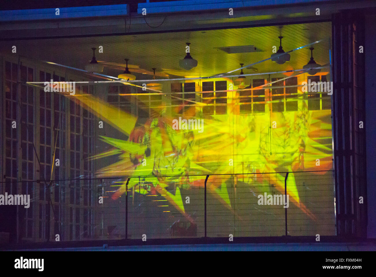 Bournemouth, Dorset, UK. 16. April 2016. Bringen Licht für psychische Gesundheit-Show – interaktive 3D Lichtprojektion Show mit sound Fusionen leuchtet die untere Gärten in Bournemouth. Inspiriert durch die Aktivität des Gehirns und neuronalen Muster von verschiedenen psychischen Störungen die Show mit psychischen Problemen sensibilisieren soll; Es wurde entworfen und erstellt von einer Gruppe von Studenten aus Kunst Universität Bournemouth Credit: Carolyn Jenkins/Alamy Live News Stockfoto