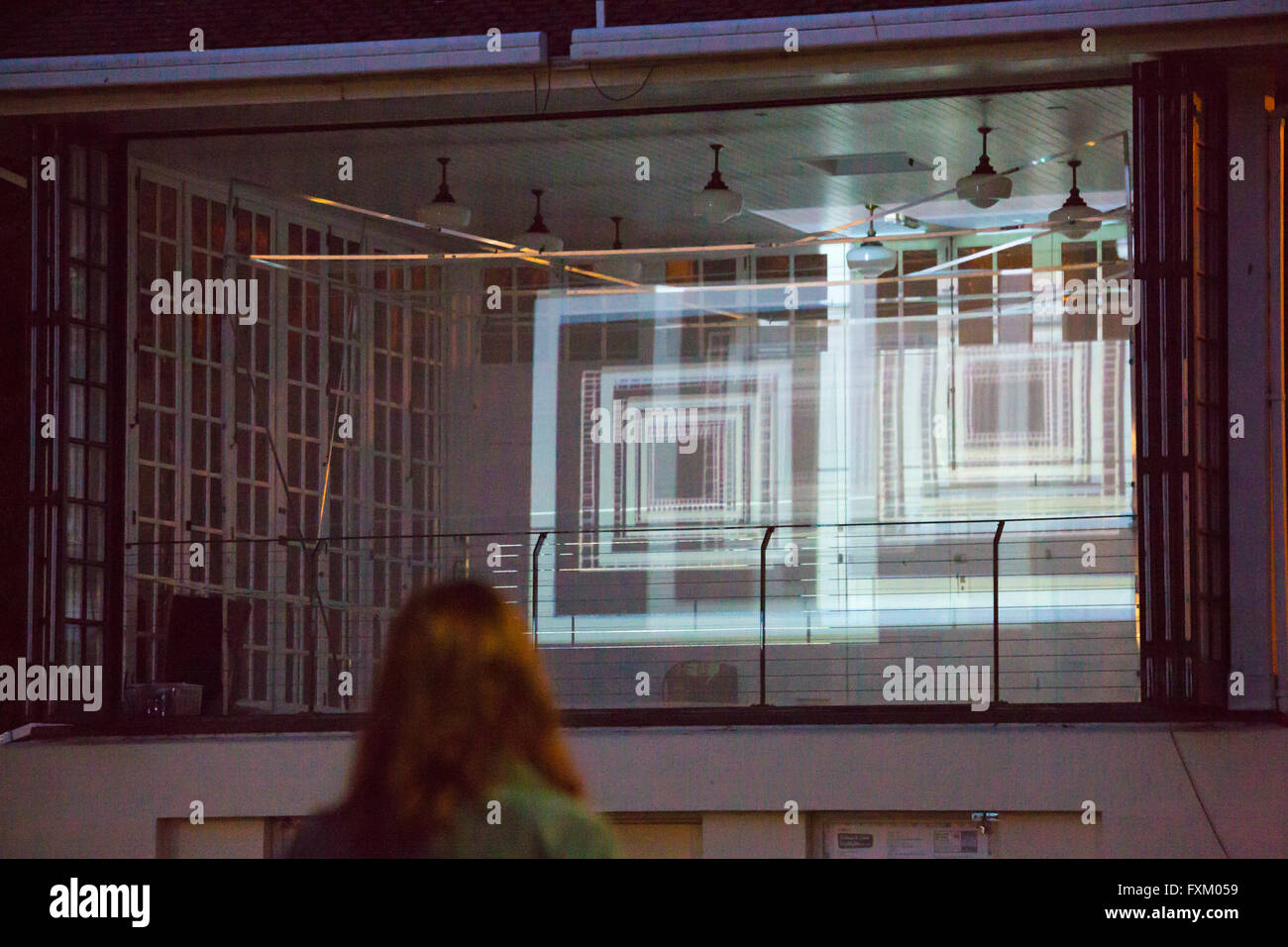 Bournemouth, Dorset, UK. 16. April 2016. Bringen Licht für psychische Gesundheit-Show – interaktive 3D Lichtprojektion Show mit sound Fusionen leuchtet die untere Gärten in Bournemouth. Inspiriert durch die Aktivität des Gehirns und neuronalen Muster von verschiedenen psychischen Störungen die Show mit psychischen Problemen sensibilisieren soll; Es wurde entworfen und erstellt von einer Gruppe von Studenten aus Kunst Universität Bournemouth Credit: Carolyn Jenkins/Alamy Live News Stockfoto