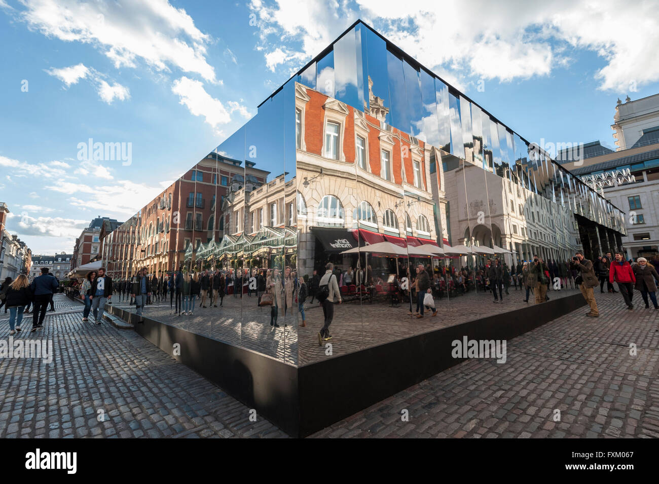 London, UK.  16. April 2016.  Die Ostfassade des weltbekannten Marktgebäude in Covent Garden ist mit 32.000 qm produzieren eine Vielzahl von fantastischen Reflexionen der Passanten durch und in der Nähe Architektur spiegeln verkleidet.  Die Installation, bekannt als "Reflektieren London", werden acht Monate lang wie es Bauarbeiten für ein neues Restaurant gebaut hinter verbirgt.  Bildnachweis: Stephen Chung / Alamy Live News Stockfoto