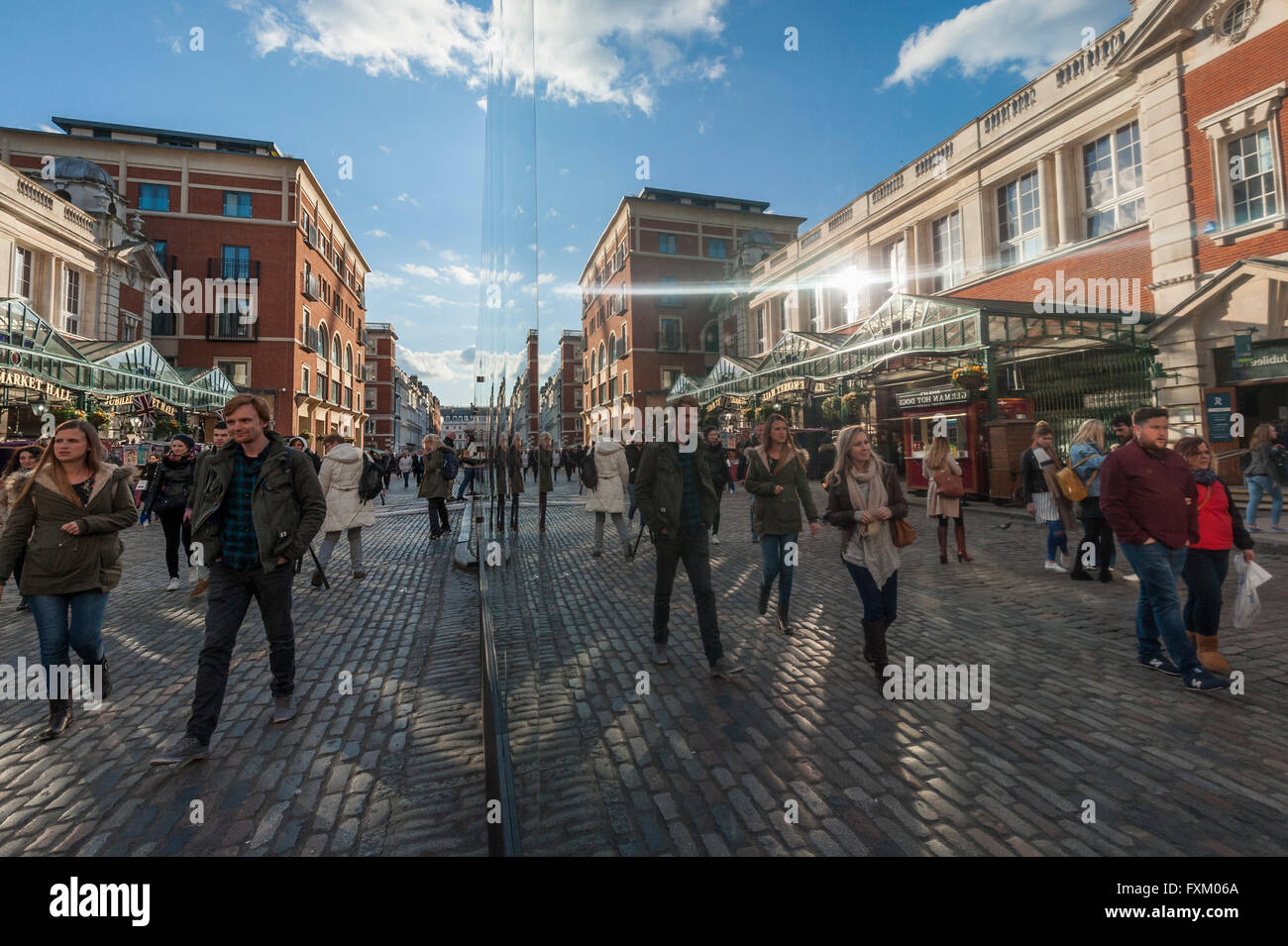 London, UK.  16. April 2016.  Die Ostfassade des weltbekannten Marktgebäude in Covent Garden ist mit 32.000 qm produzieren eine Vielzahl von fantastischen Reflexionen der Passanten durch und in der Nähe Architektur spiegeln verkleidet.  Die Installation, bekannt als "Reflektieren London", werden acht Monate lang wie es Bauarbeiten für ein neues Restaurant gebaut hinter verbirgt.  Bildnachweis: Stephen Chung / Alamy Live News Stockfoto