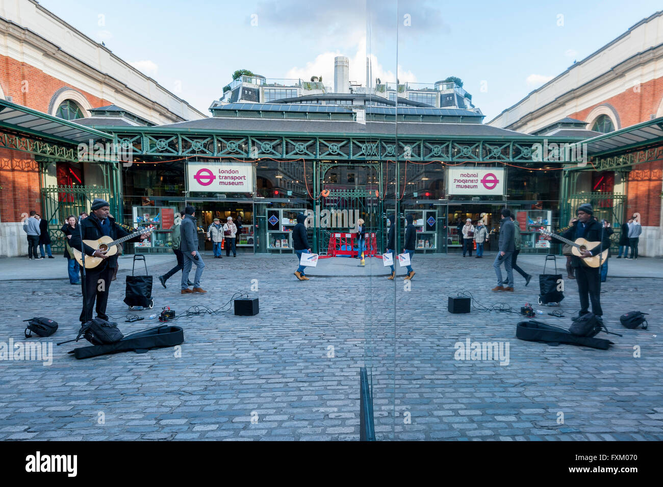 London, UK.  16. April 2016.  Die Ostfassade des weltbekannten Marktgebäude in Covent Garden ist mit 32.000 qm produzieren eine Vielzahl von fantastischen Reflexionen der Passanten durch und in der Nähe Architektur spiegeln verkleidet.  Die Installation, bekannt als "Reflektieren London", werden acht Monate lang wie es Bauarbeiten für ein neues Restaurant gebaut hinter verbirgt.  Bildnachweis: Stephen Chung / Alamy Live News Stockfoto