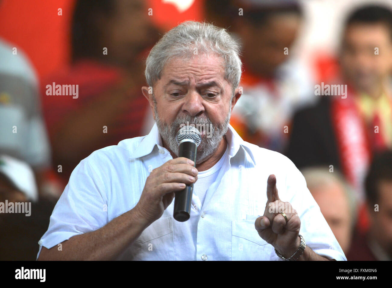 Der ehemalige brasilianische Präsident Luiz Inacio Lula da Silva Rallyes Unterstützer gegen die Absetzung von seinem Schützling Präsidentin Dilma Rousseff 16. April 2016 in Brasilia, Brasilien. Rousseff und Lula da Silva sind in einem massiven Korruptionsskandal immeshed. Stockfoto