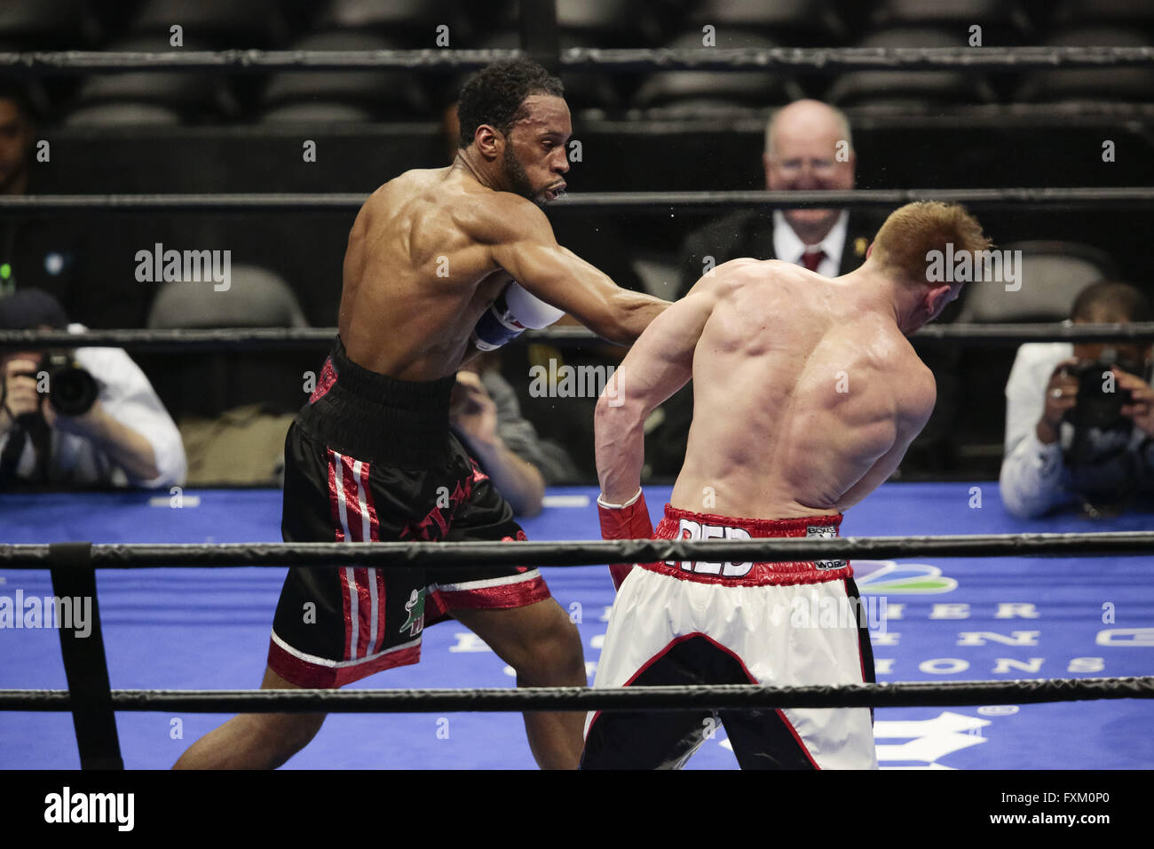 Brooklyn, New York, USA. 16. April 2016. MARCUS BROWNE (schwarze Stämme mit rotem Schriftzug) klopft RADIVOJE KALAJDZIC in einem Kampf im Halbschwergewicht bei Barclays Center in Brooklyn, New York. © Joel Plummer/ZUMA Draht/Alamy Live-Nachrichten Stockfoto