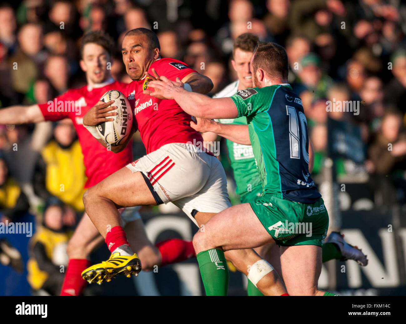 Galway, Irland. 16. April 2016. Simon Zebo von Münster läuft mit dem Ball während der Guinness PRO12-Rugby-Spiel zwischen Connacht Rugby und Munster Rugby auf dem Sportplatz in Galway, Irland, 16. April 2016. Bildnachweis: Andrew Surma/Alamy Live-Nachrichten Stockfoto