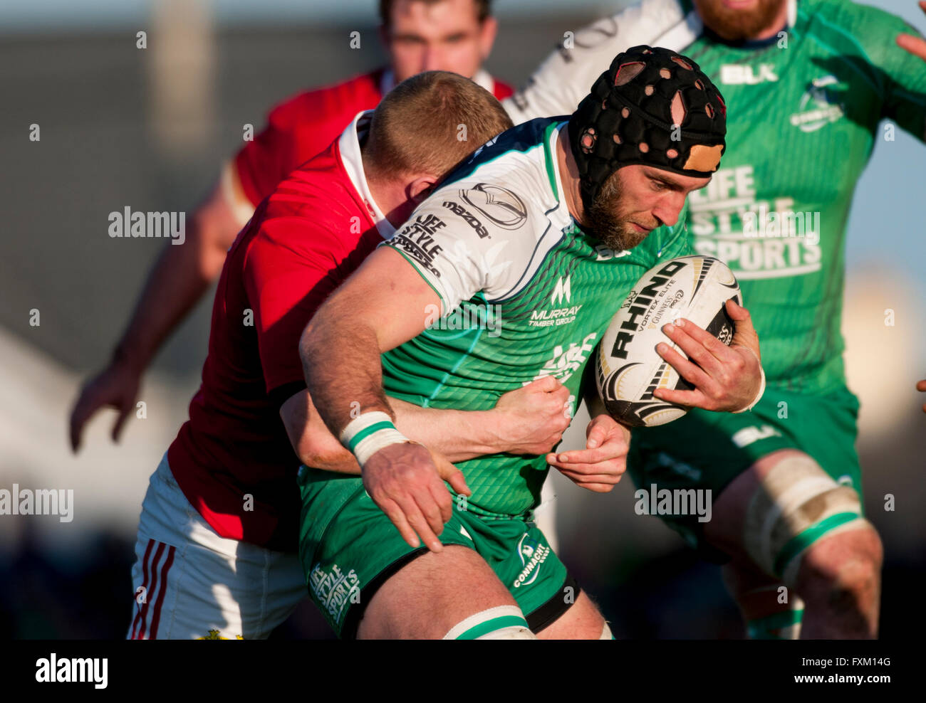 Galway, Irland. 16. April 2016. John Muldoon von Connacht im Bild mit dem Ball während der Guinness PRO12-Rugby-Spiel zwischen Connacht Rugby und Munster Rugby auf dem Sportplatz in Galway, Irland, 16. April 2016. Bildnachweis: Andrew Surma/Alamy Live-Nachrichten Stockfoto