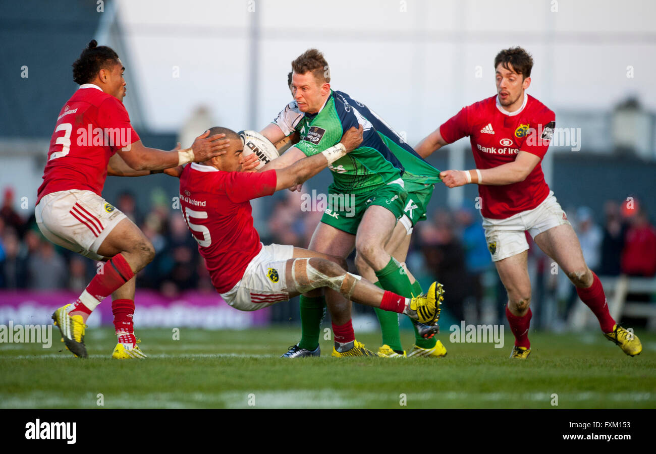 Galway, Irland. 16. April 2016. Matt Healy von Connacht in Angriff genommen durch Simon Zebo während der Guinness PRO12-Rugby-Spiel zwischen Connacht Rugby und Munster Rugby auf dem Sportplatz in Galway, Irland, 16. April 2016. Bildnachweis: Andrew Surma/Alamy Live-Nachrichten Stockfoto