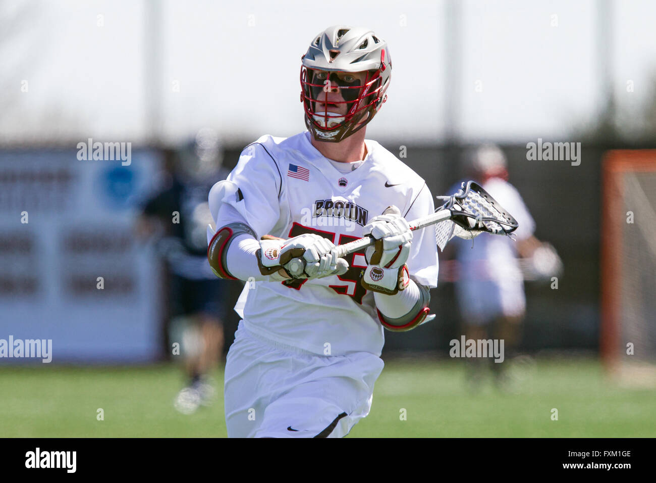 Stevenson-Pincince Bereich. 16. April 2016. RI, USA; Braunbären Mittelfeldspieler John Yozzo-Scaperrotta (75) in Aktion in der ersten Hälfte eines NCAA Lacrosse-Spiel zwischen Yale Bulldogs und Braunbären auf Stevenson-Pincince Bereich. Brown besiegte Yale 14-12. M. Anthony Nesmith/Cal Sport Media/Alamy Live-Nachrichten Stockfoto