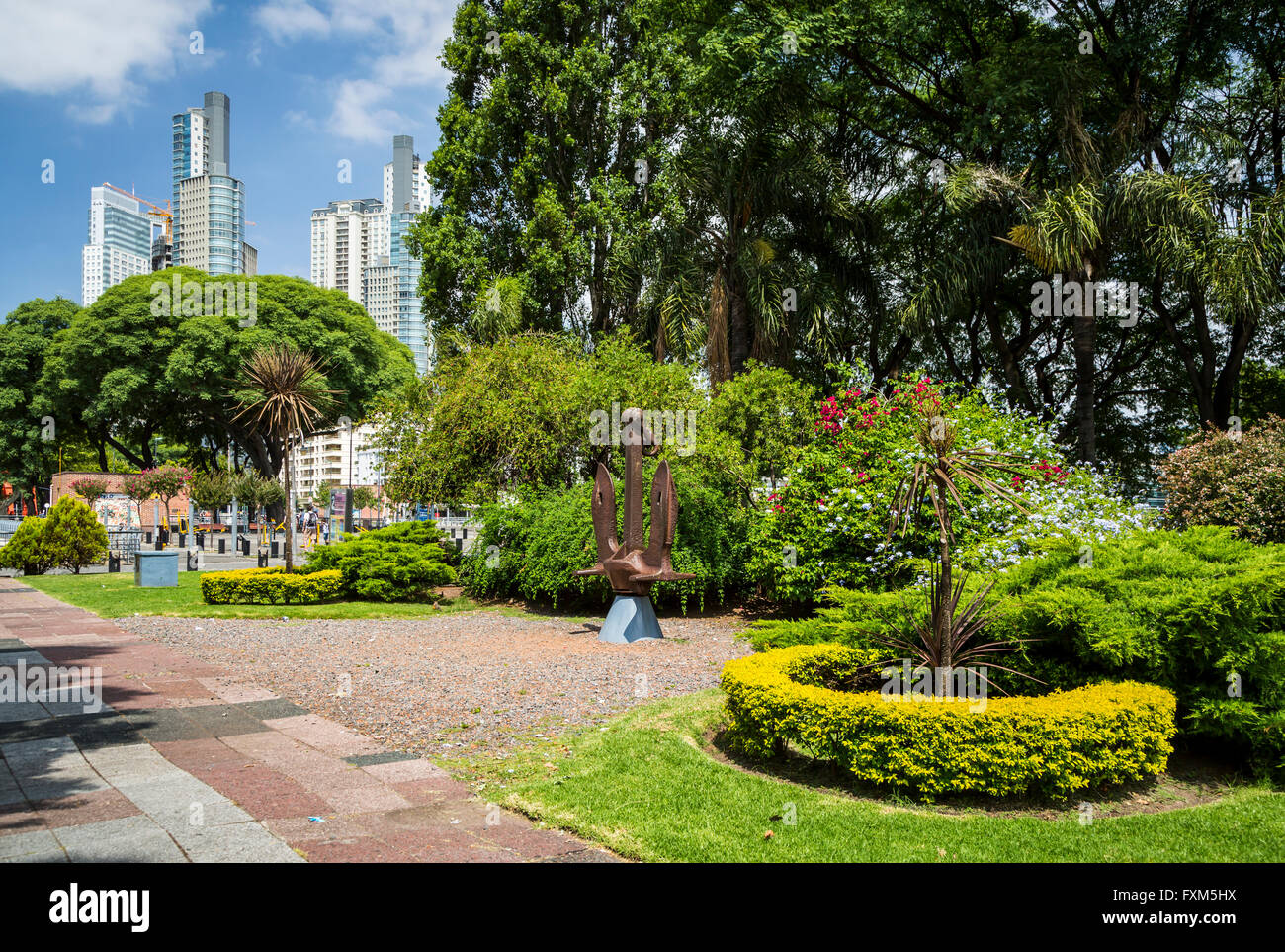 Ein Schiffe Anker in einem kleinen Park im Stadtteil Puerto Madero, Buenos Aires, Argentinien, Südamerika am Wasser. Stockfoto