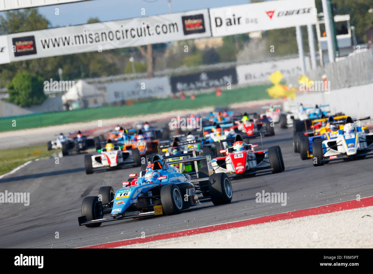 Misano Adriatico, Italien--10. April 2016: Autos vorbereiten, das Raster am Start beim Rennen in Misano zu verlassen Stockfoto