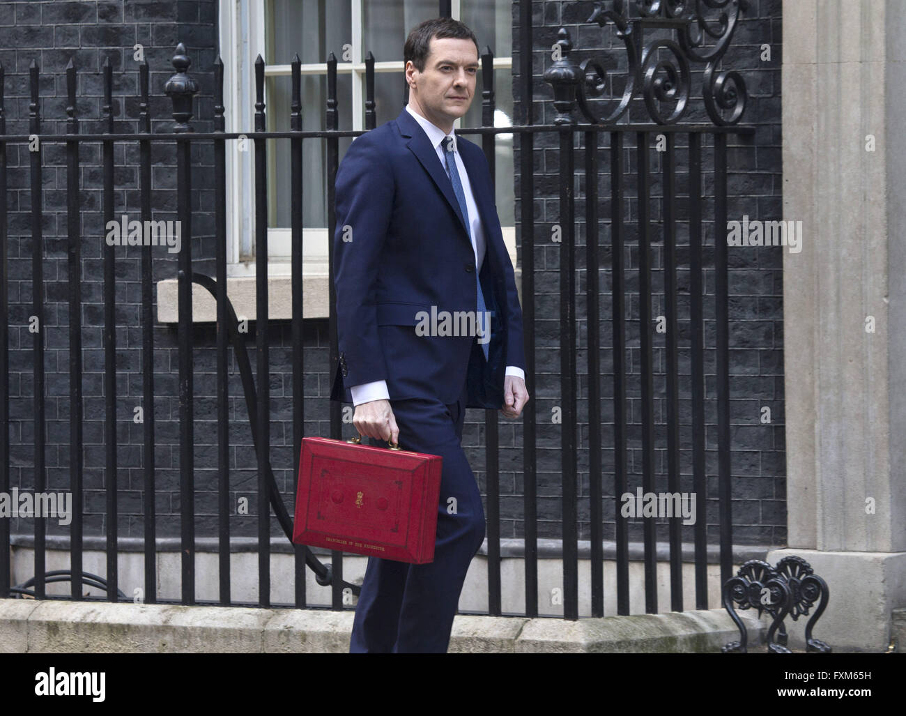 George Osborne MP, erste Secretary Of State und Kanzler des Finanzministeriums, die Red Box hält sonst bekannt als Feld Budget sein Jahresbudget anzukündigen plant Featuring: George Osborne wo: London, Vereinigtes Königreich bei: 16. März 2016 Stockfoto