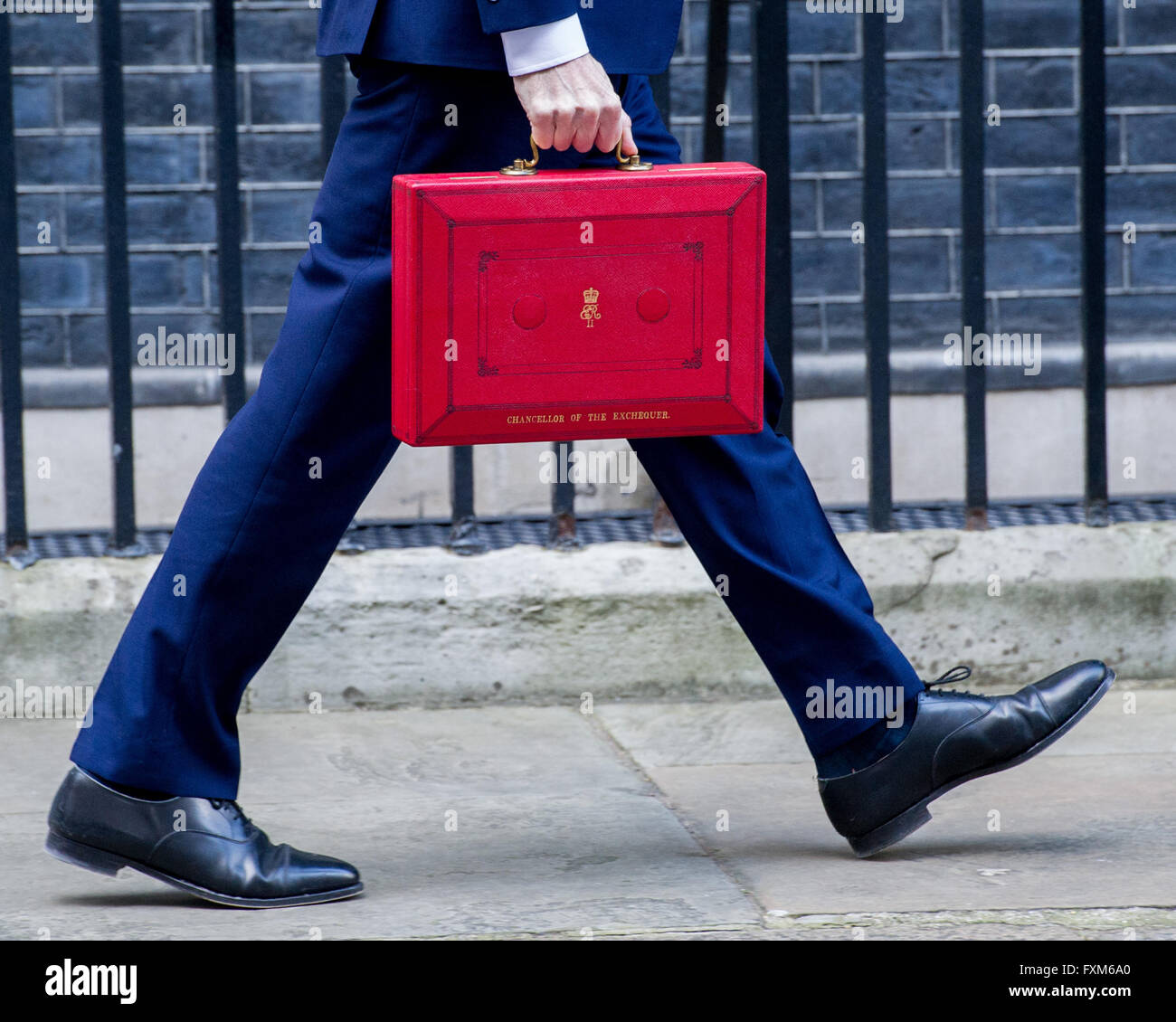 George Osborne MP, erste Secretary Of State und Kanzler des Finanzministeriums hält die Red Box bekannt als Feld Budget zu seinem jährlichen Haushaltspläne zu verkünden.  Mitwirkende: George Osborne MP, erste Secretary Of State und Kanzler des Finanzministeriums Stockfoto