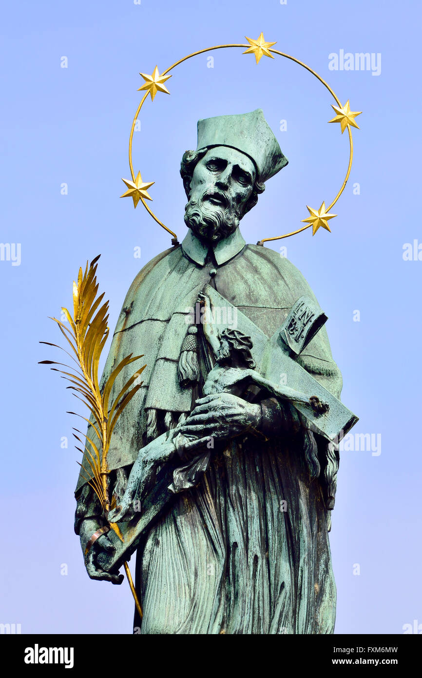 Prag, Tschechische Republik. Statue des Hl. Johannes Nepomuk auf der Karlsbrücke (Karluv am meisten) Stockfoto